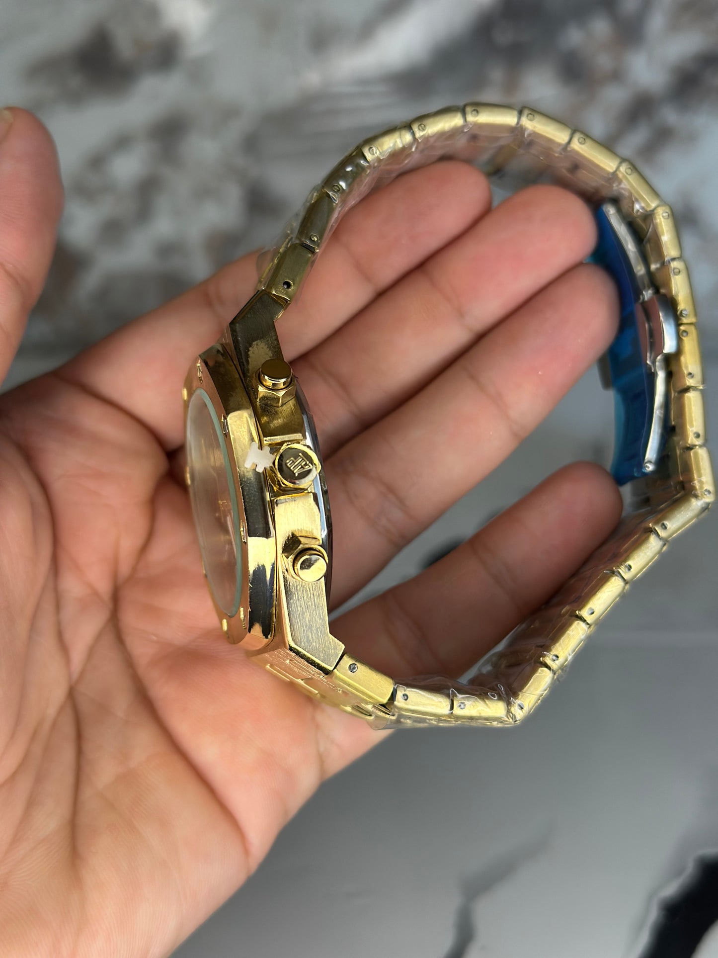 Audemars Piguet AP fondo negro bisel dorado pulsera metálica cronógrafo