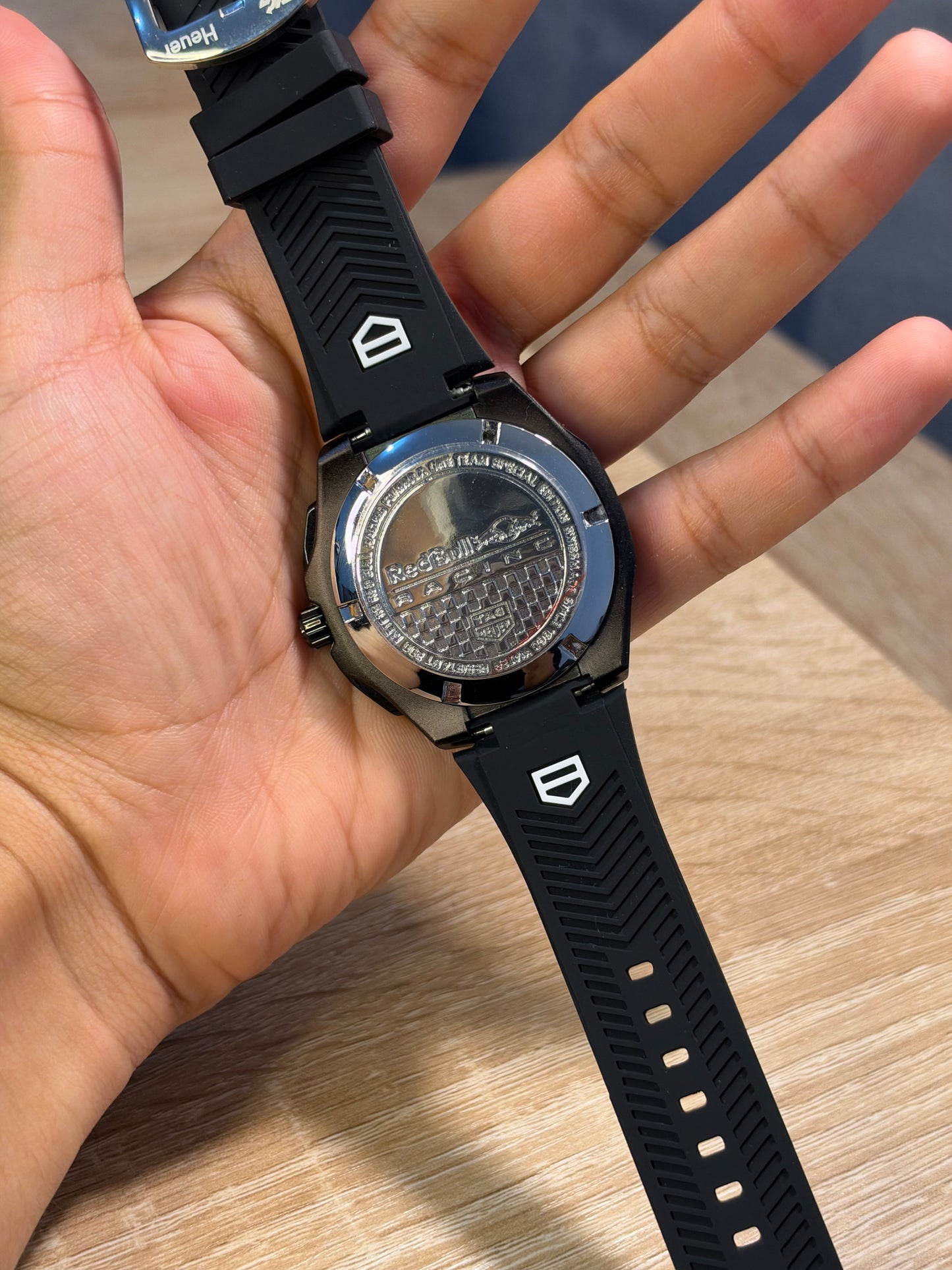 TAG HEUER FORMULA 1 X ORACLE RED BULL RACING CAJA PLATEADA, ESFERA NEGRA CON ROJO