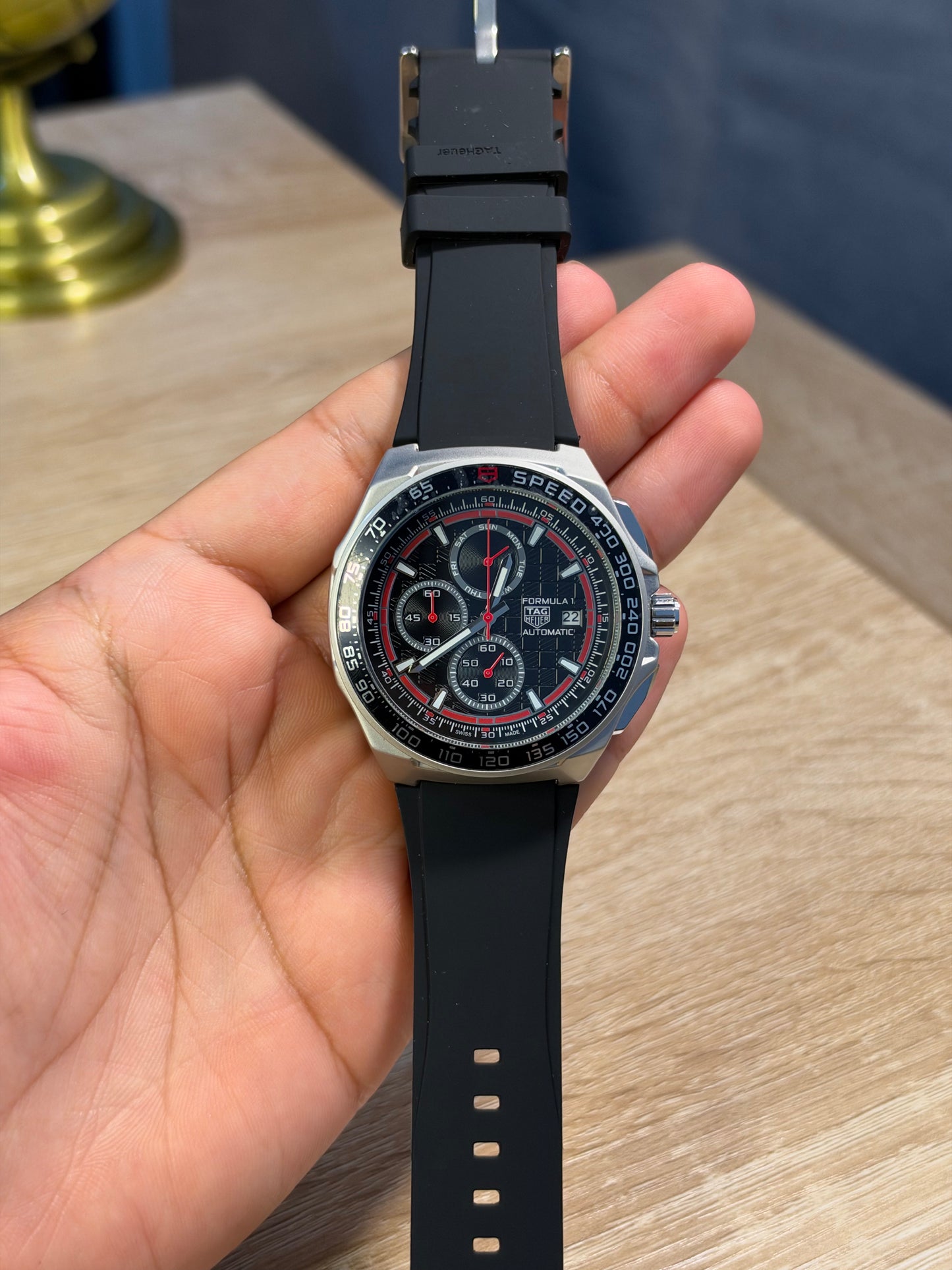 TAG HEUER FORMULA 1 X ORACLE RED BULL RACING CAJA PLATEADA, ESFERA NEGRA CON ROJO
