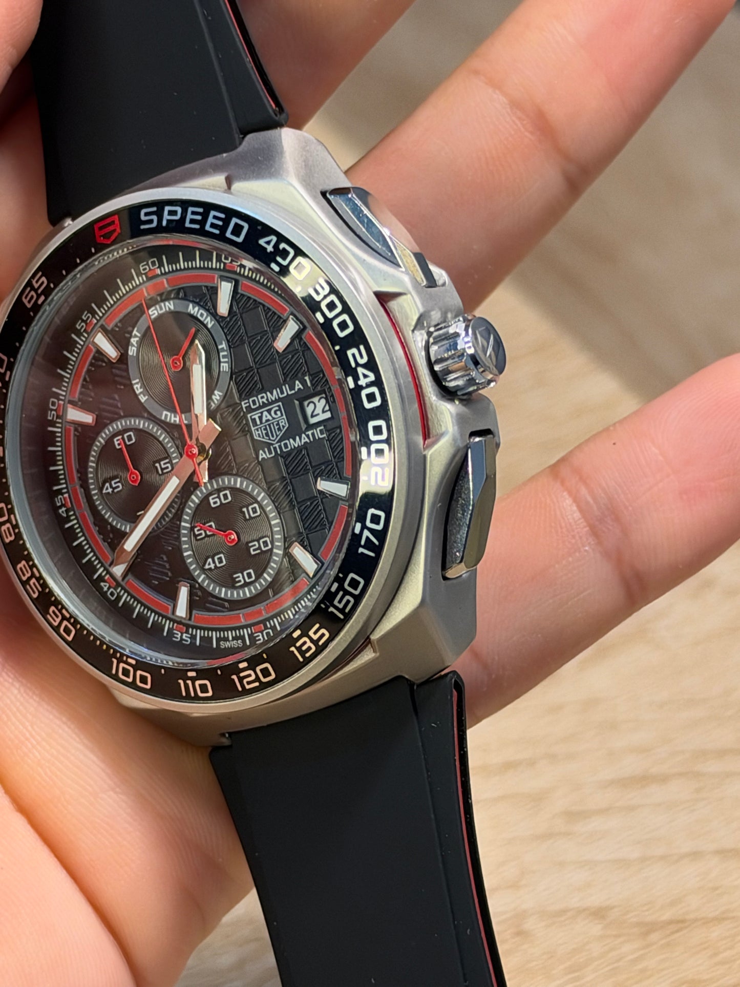 TAG HEUER FORMULA 1 X ORACLE RED BULL RACING CAJA PLATEADA, ESFERA NEGRA CON ROJO