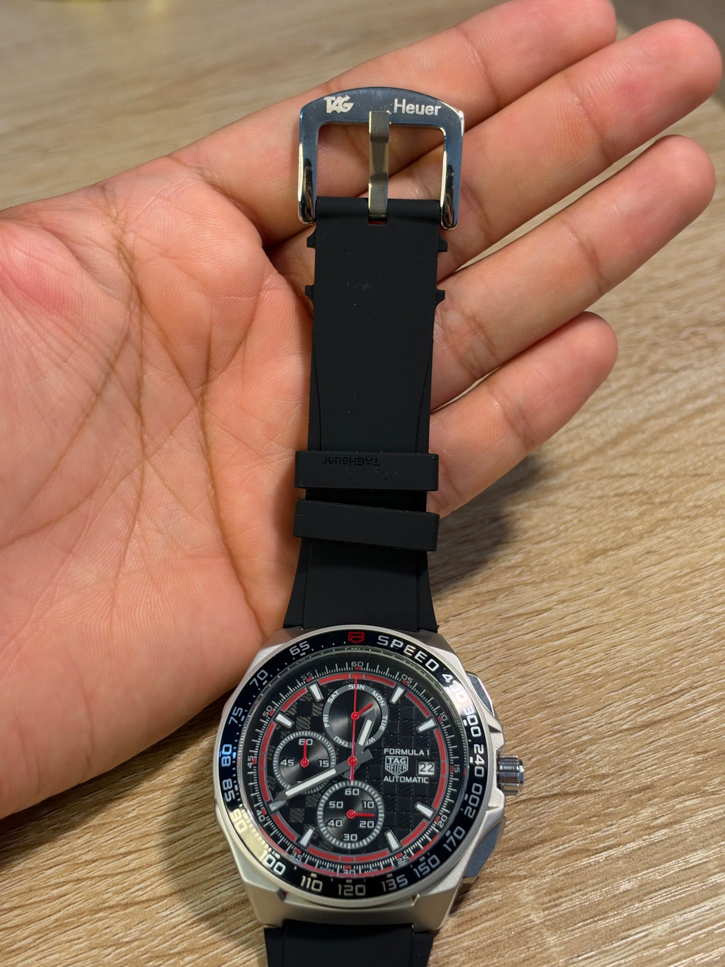 TAG HEUER FORMULA 1 X ORACLE RED BULL RACING CAJA PLATEADA, ESFERA NEGRA CON ROJO