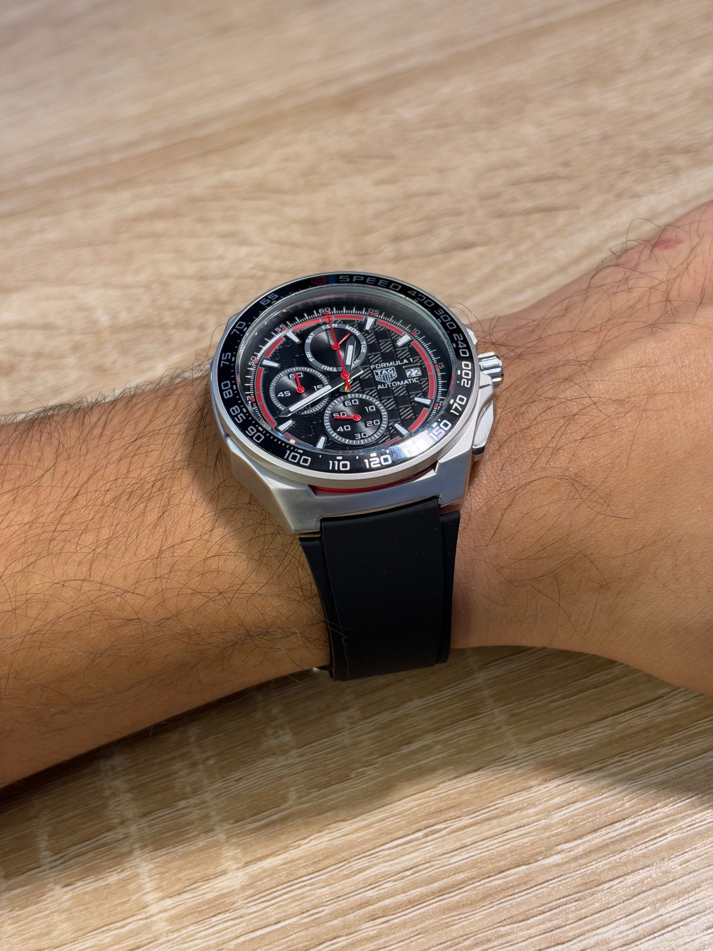 TAG HEUER FORMULA 1 X ORACLE RED BULL RACING CAJA PLATEADA, ESFERA NEGRA CON ROJO