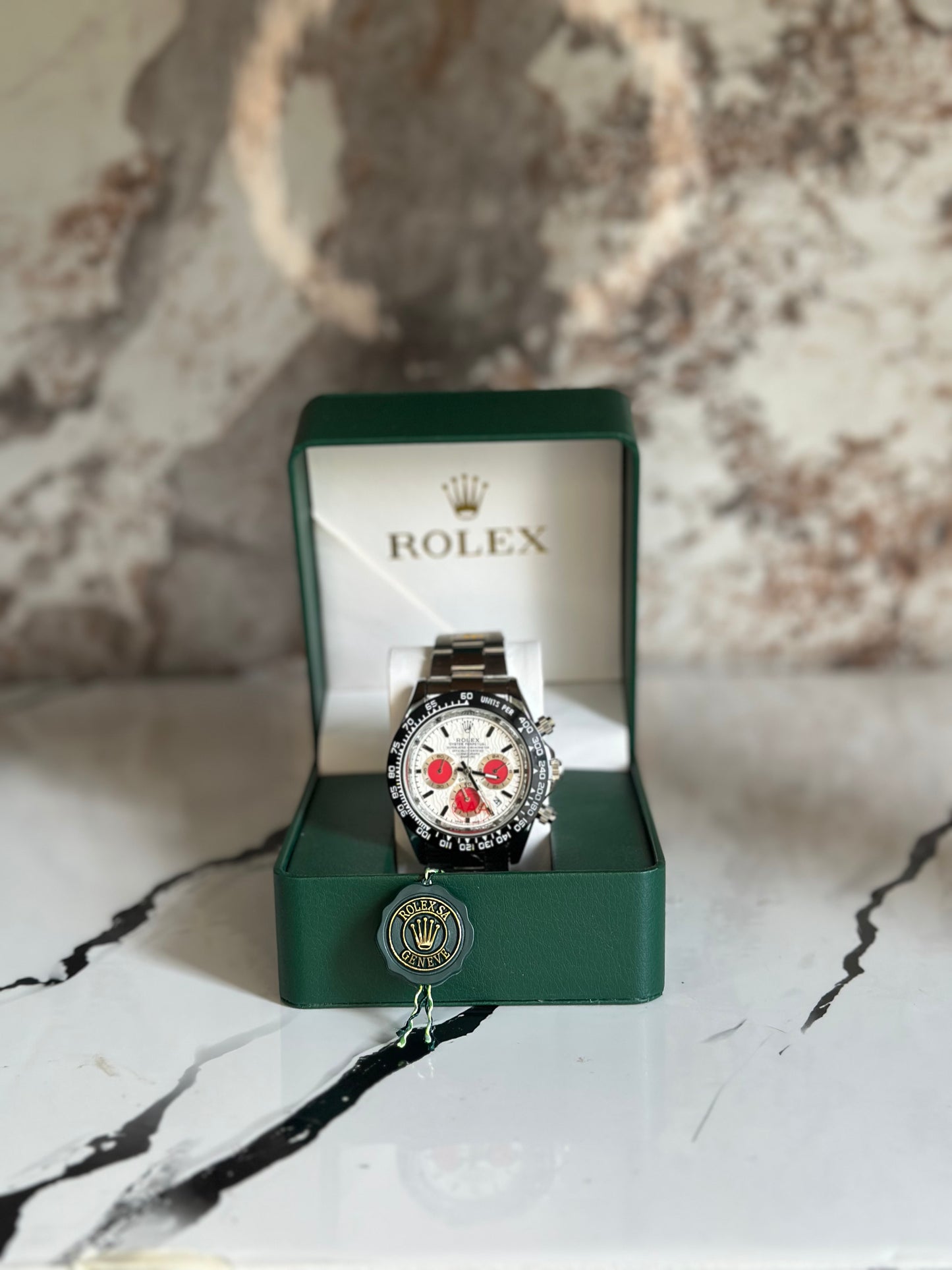 ROLEX DAYTONA PLATEADO FONDO BLANCO CON ROJO