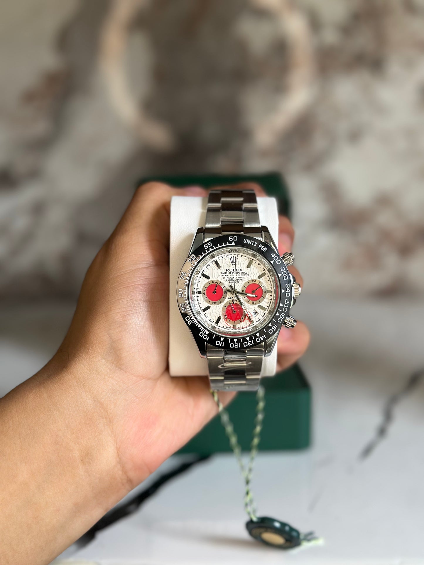 ROLEX DAYTONA PLATEADO FONDO BLANCO CON ROJO