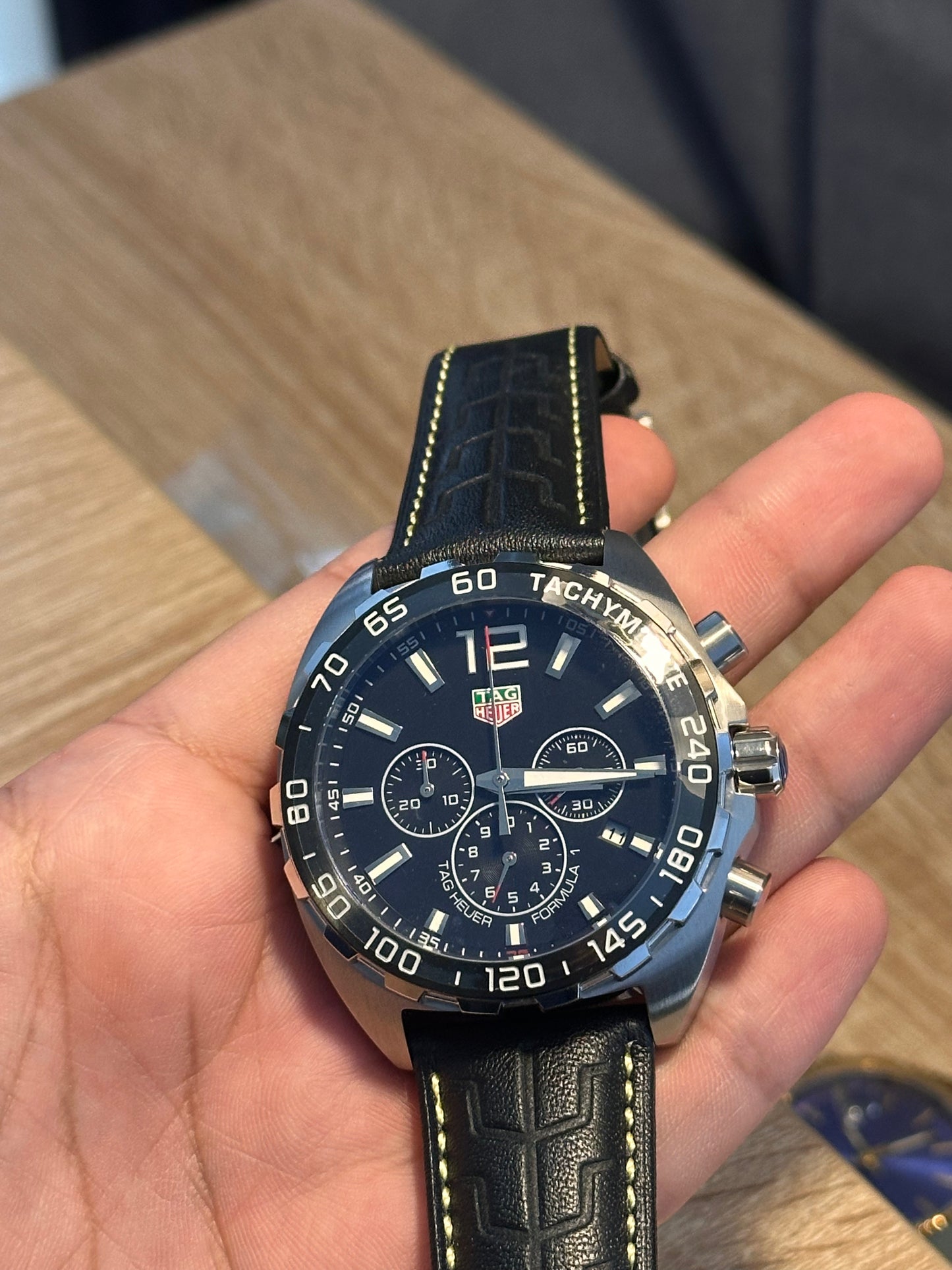 TAG HEUER FORMULA 1 FONDO NEGRO PULSERA DE PIEL COSTURAS AMARILLAS