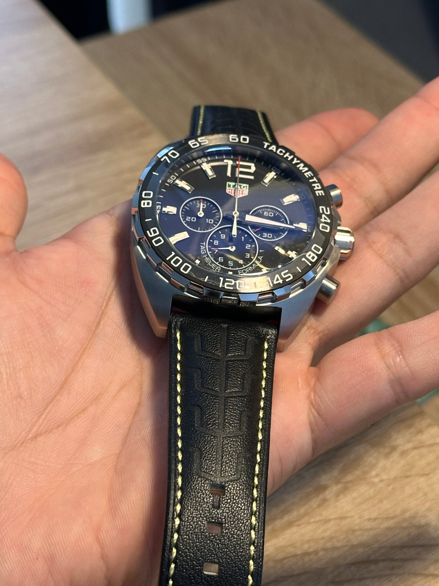TAG HEUER FORMULA 1 FONDO NEGRO PULSERA DE PIEL COSTURAS AMARILLAS