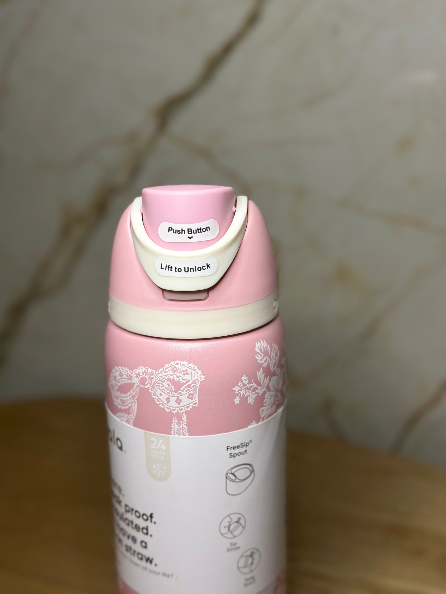 Botella de agua Owala FreeSip 32 oz cinta exclusiva de Urban Outfitters