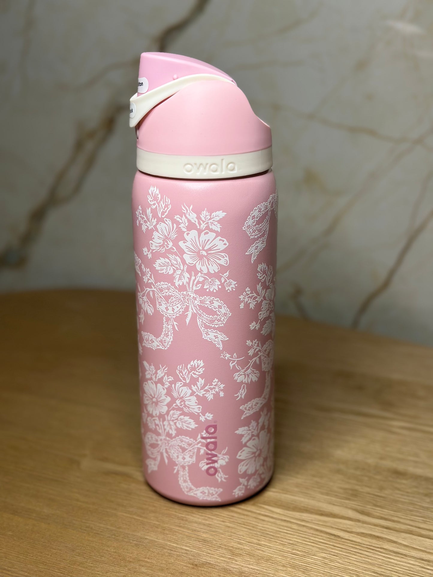 Botella de agua Owala FreeSip 32 oz cinta exclusiva de Urban Outfitters