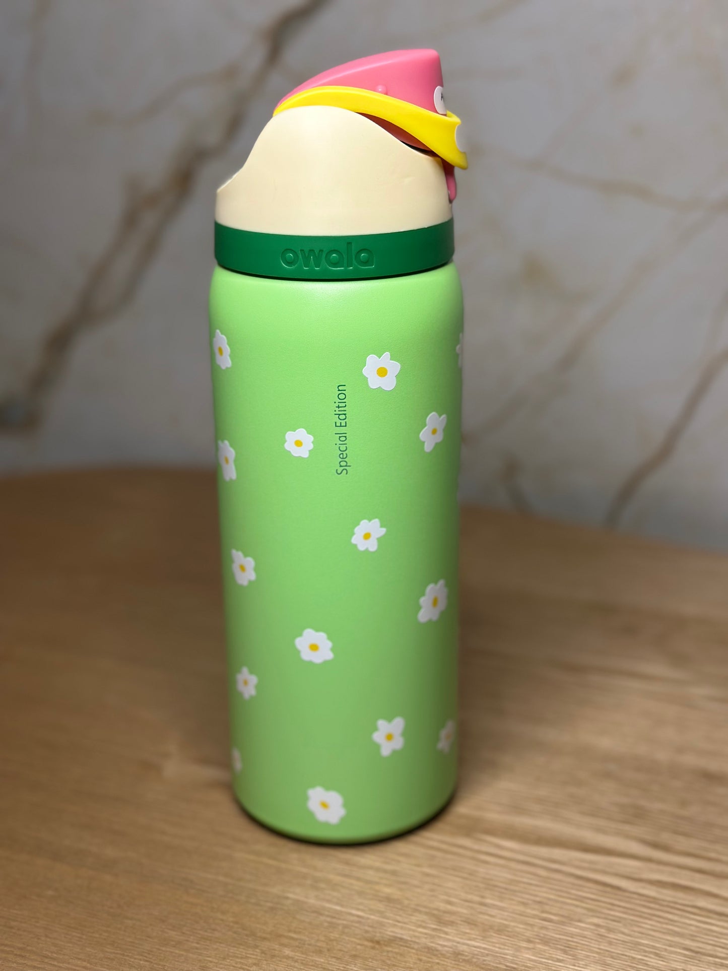 Owala 32 oz. Darling Daisy UO exclusiva FreeSip