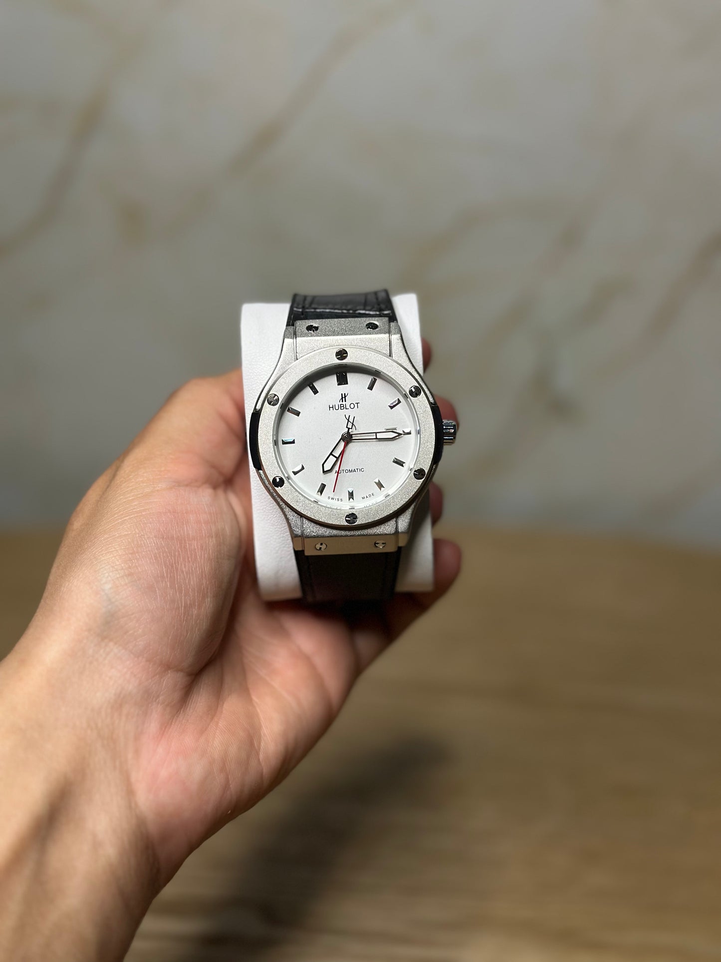 Reloj hublot automático corazón abierto fondo blanco bisel plateado pulsera de cuero