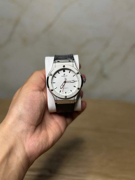 Reloj hublot automático corazón abierto fondo blanco bisel plateado pulsera de cuero