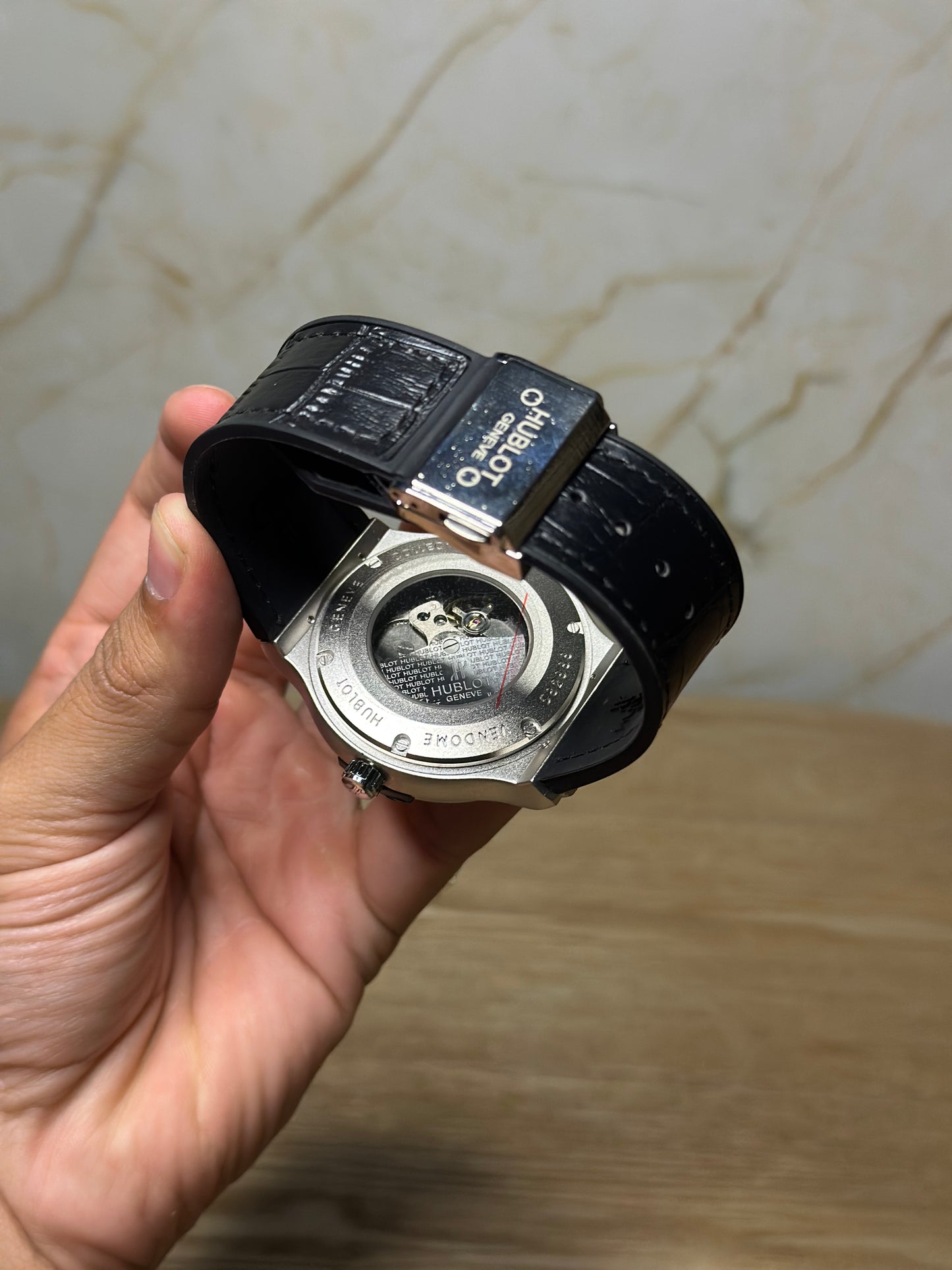 Reloj hublot automático corazón abierto fondo blanco bisel plateado pulsera de cuero