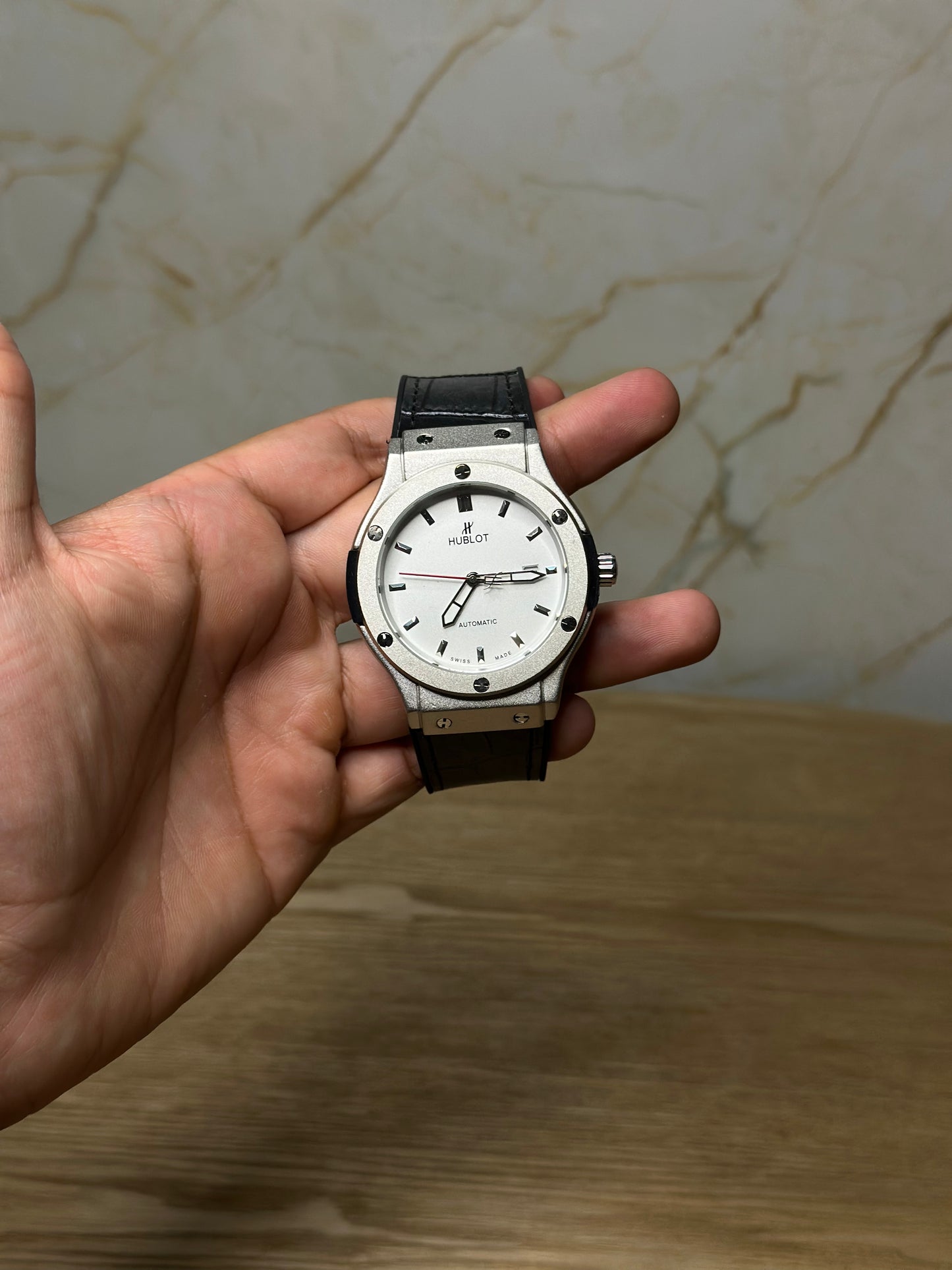 Reloj hublot automático corazón abierto fondo blanco bisel plateado pulsera de cuero
