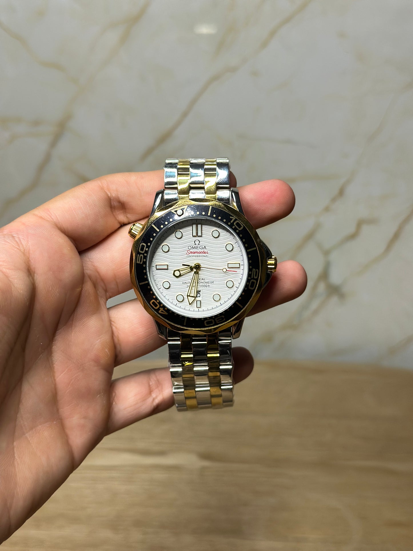 Omega Seamaster Diver AUTOMATICO fondo blanco bisel oscuro pulsera metalica