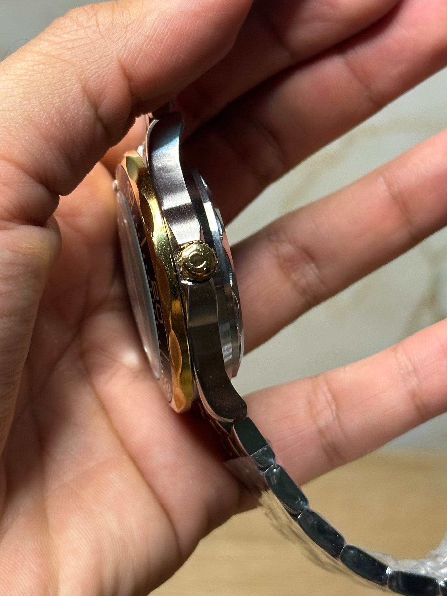 Omega Seamaster Diver AUTOMATICO fondo blanco bisel oscuro pulsera metalica