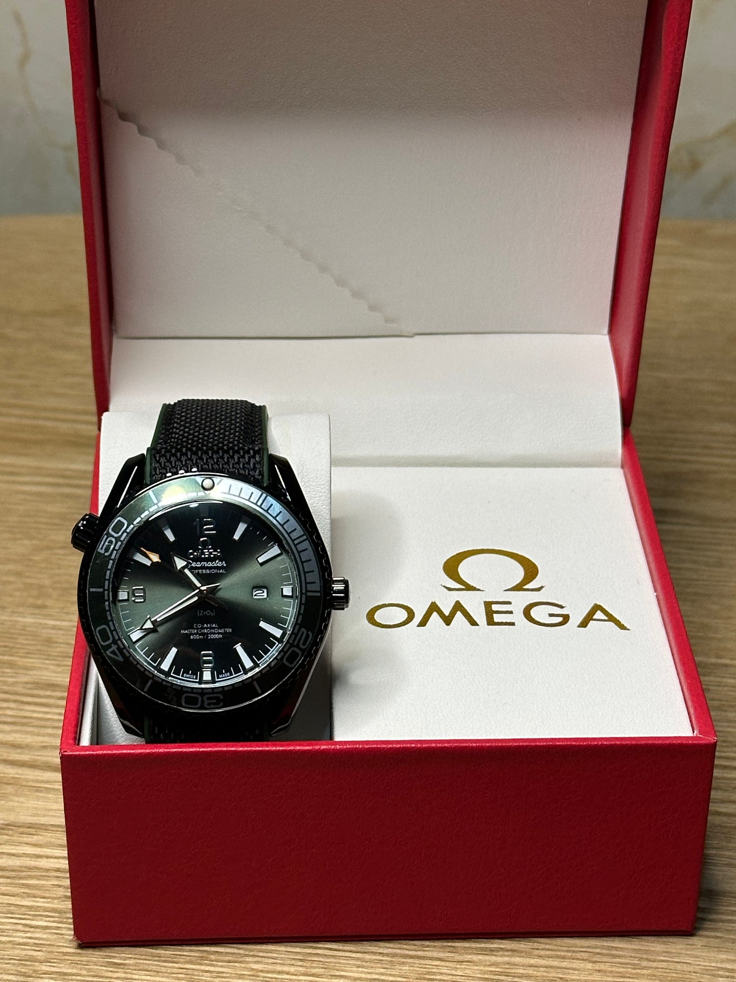 Omega Seamaster Planet Ocean AUTOMATICO fondo verde bisel rojo