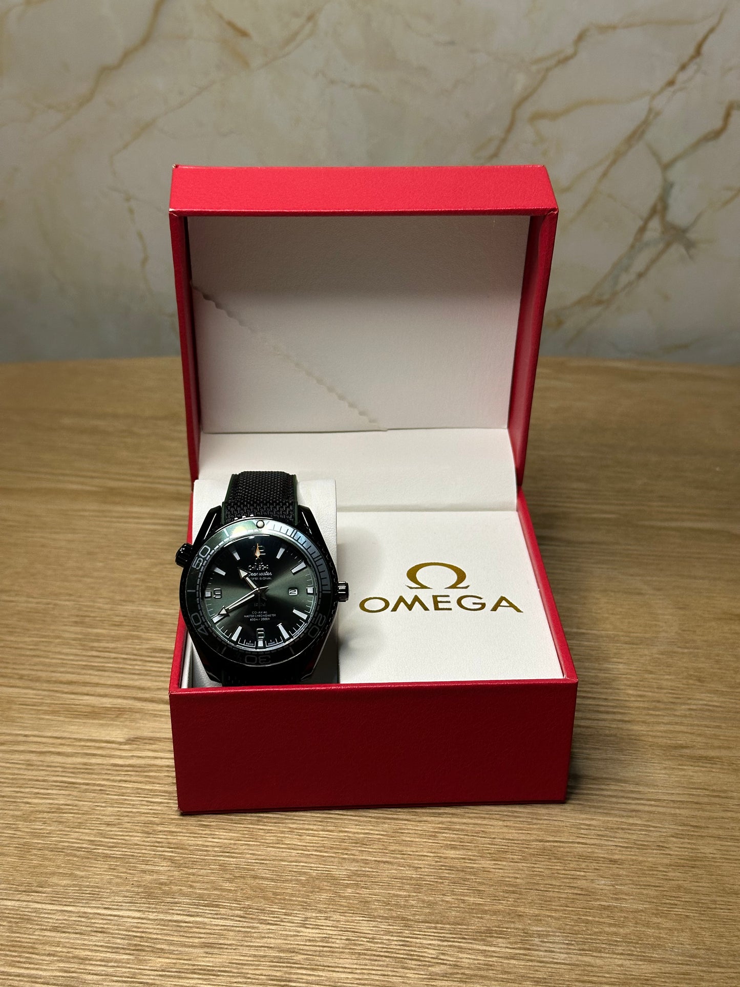Omega Seamaster Planet Ocean AUTOMATICO fondo verde bisel rojo