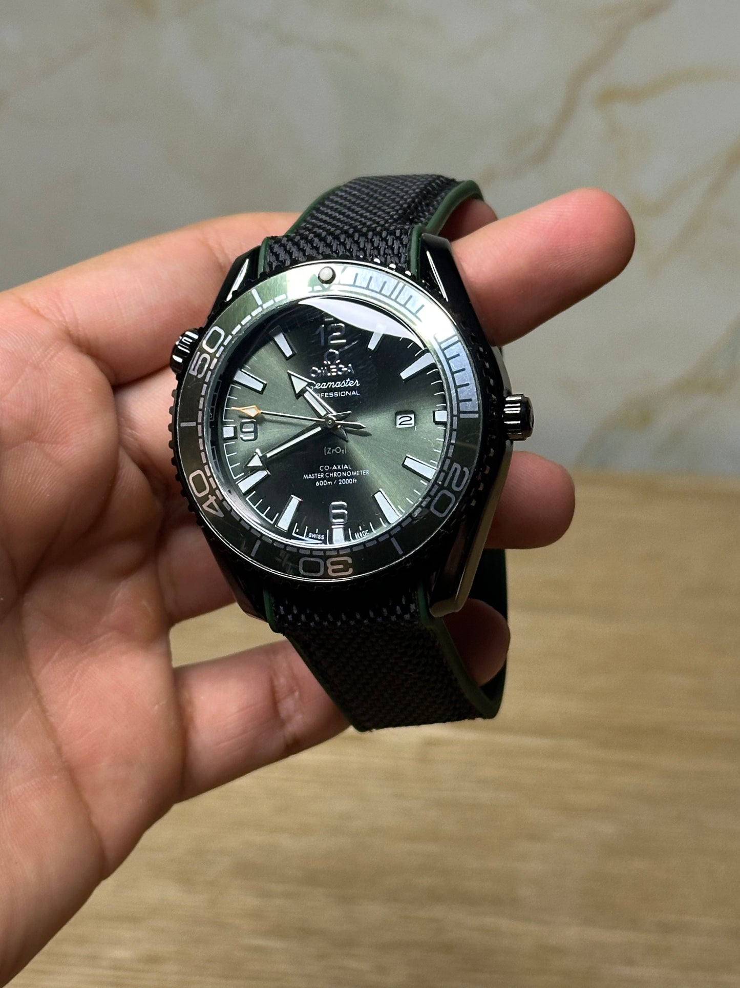 Omega Seamaster Planet Ocean AUTOMATICO fondo verde bisel rojo