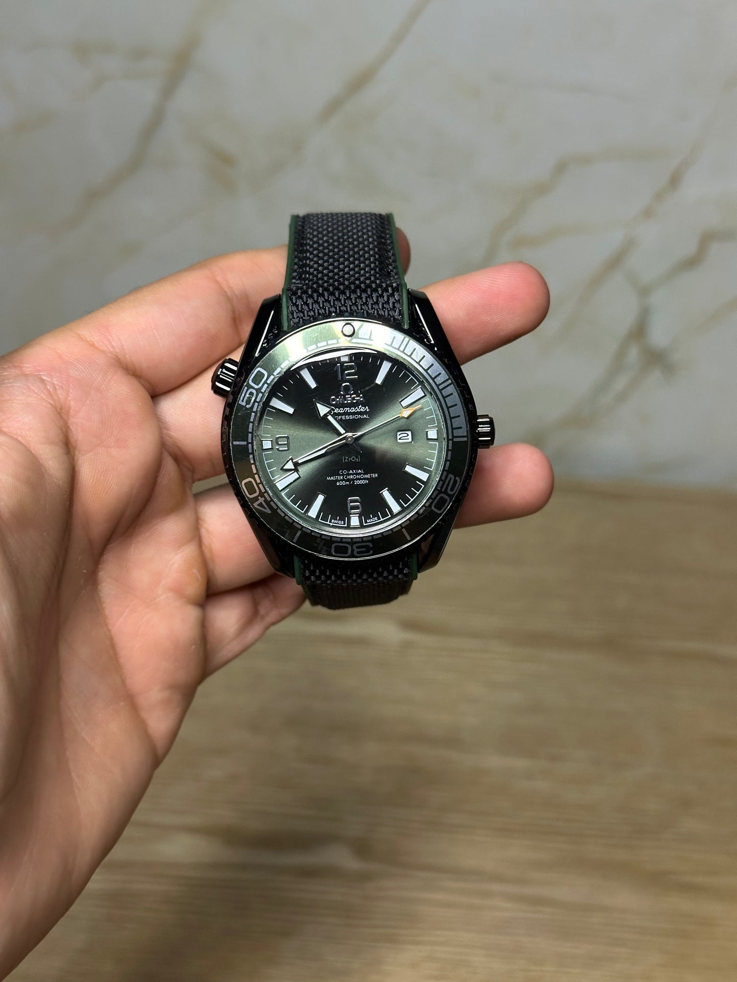 Omega Seamaster Planet Ocean AUTOMATICO fondo verde bisel rojo