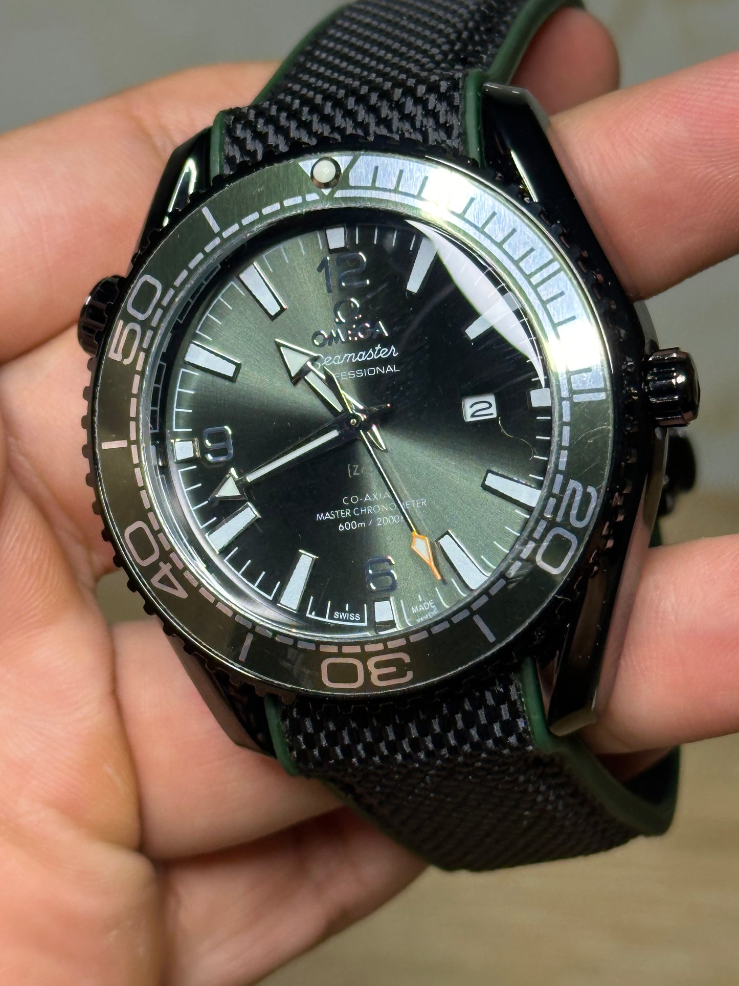 Omega Seamaster Planet Ocean AUTOMATICO fondo verde bisel rojo
