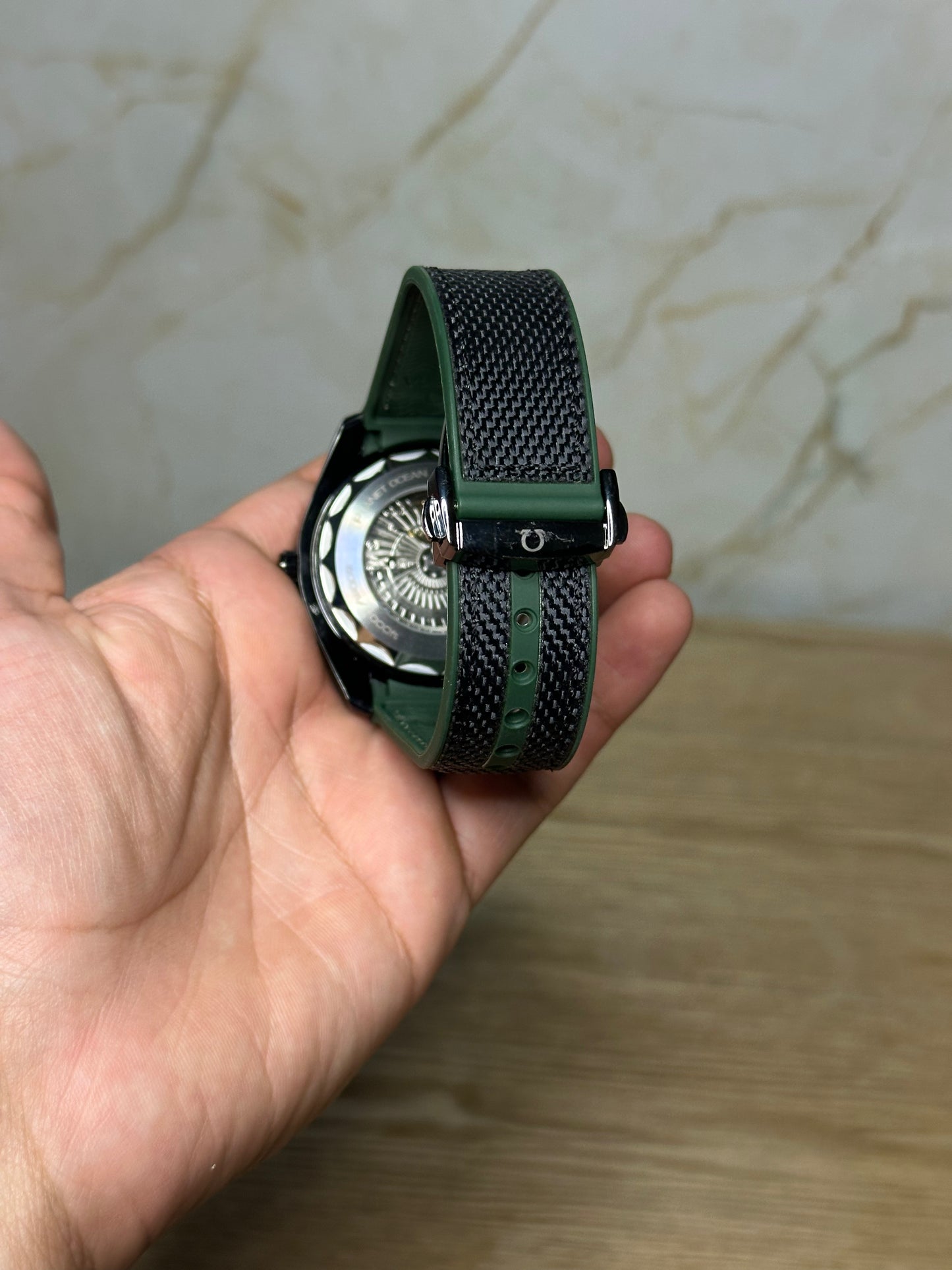 Omega Seamaster Planet Ocean AUTOMATICO fondo verde bisel rojo