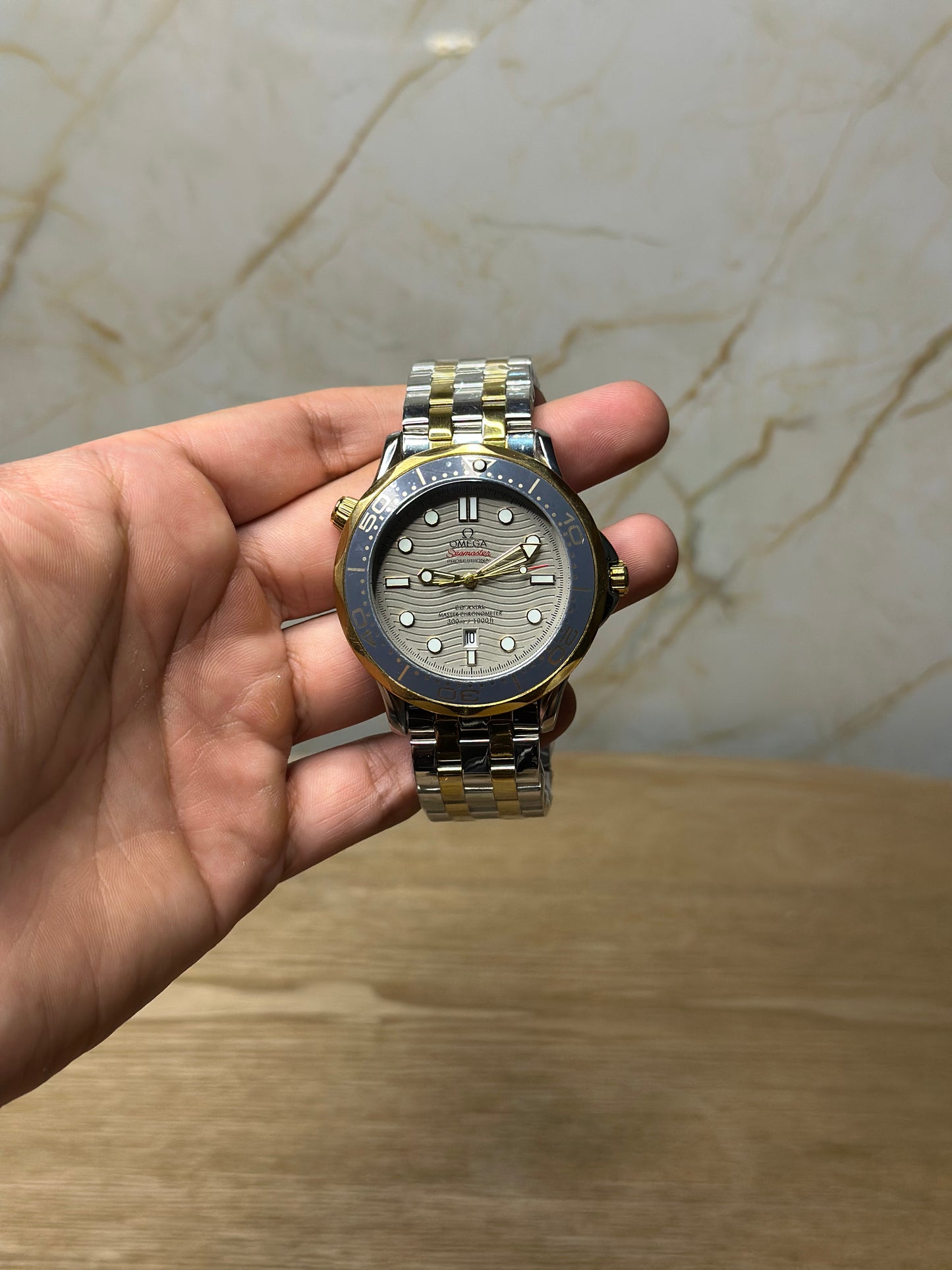 Omega Seamaster Diver AUTOMATICO fondo beige bisel dorado pulsera metalica