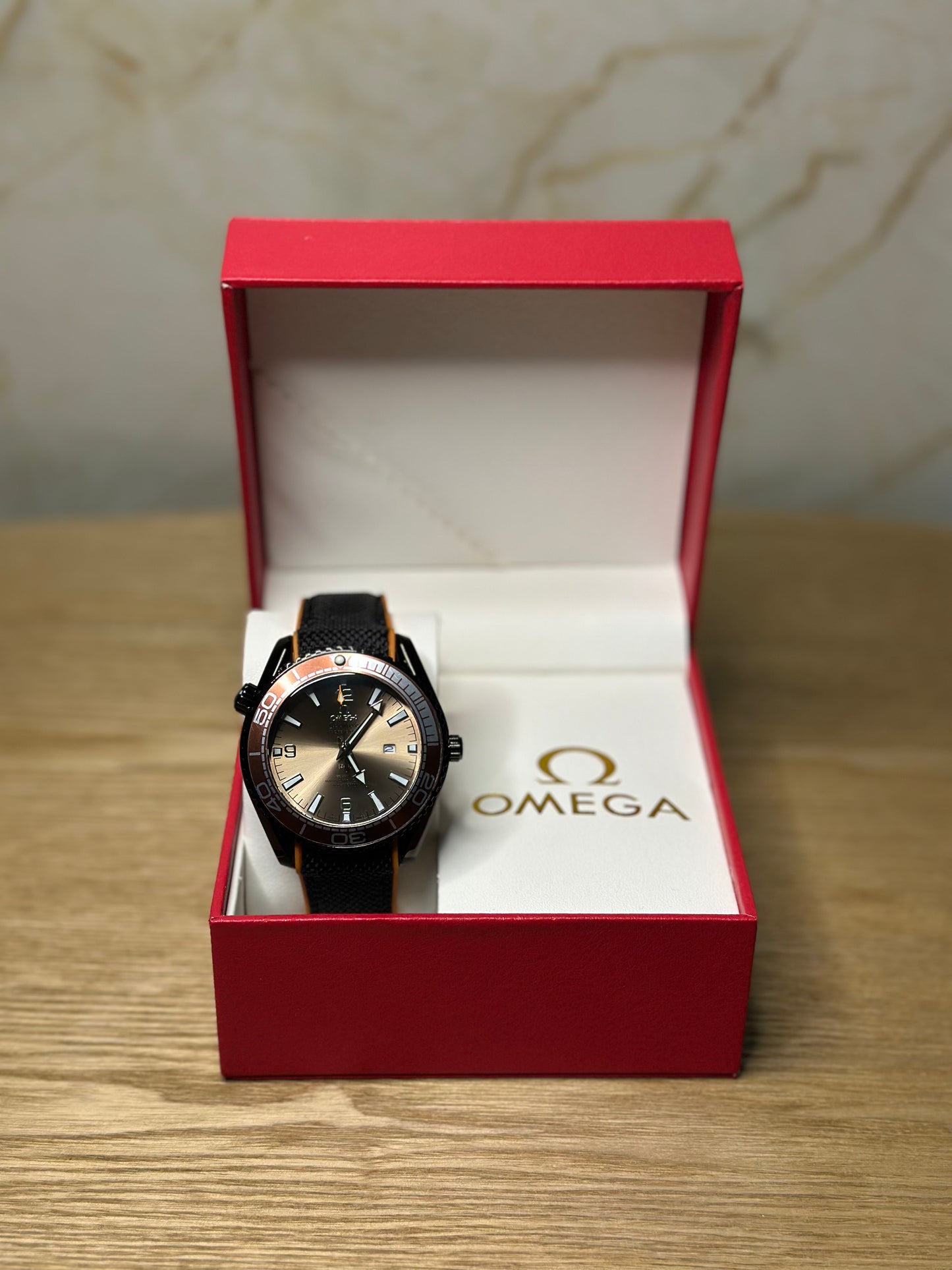 Omega Seamaster Planet Ocean AUTOMATICO fondo verde bisel naranja