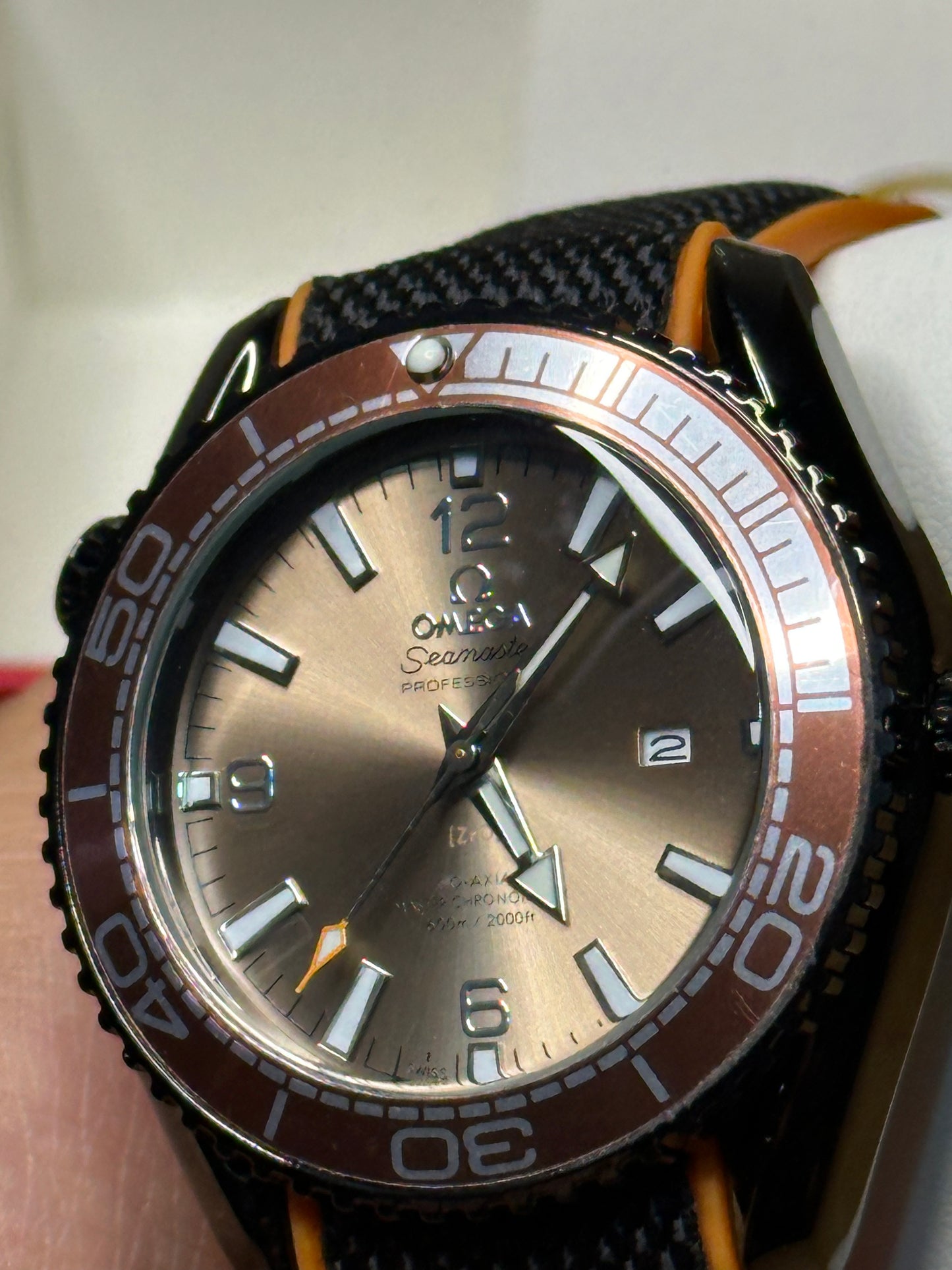 Omega Seamaster Planet Ocean AUTOMATICO fondo verde bisel naranja