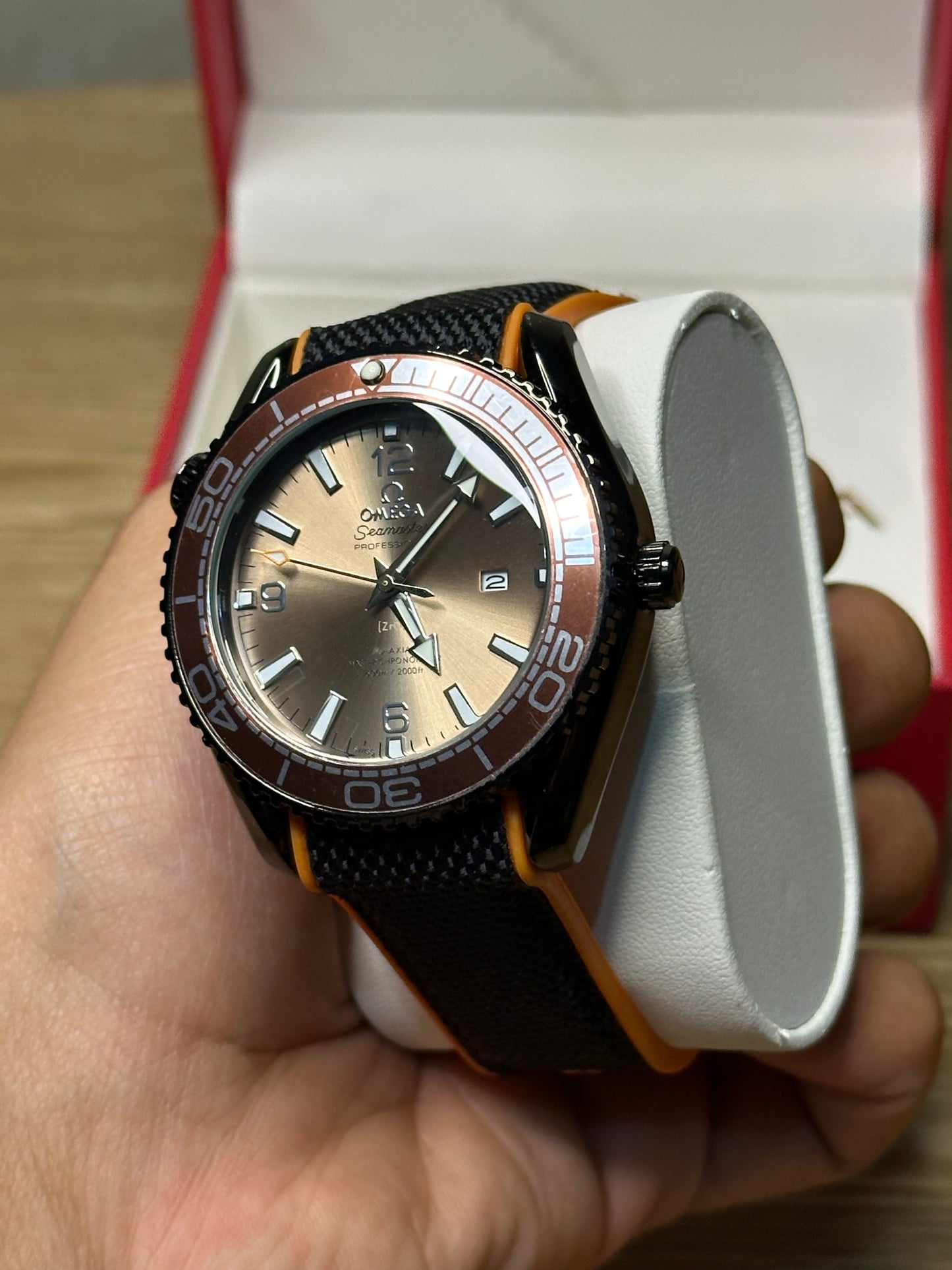 Omega Seamaster Planet Ocean AUTOMATICO fondo verde bisel naranja