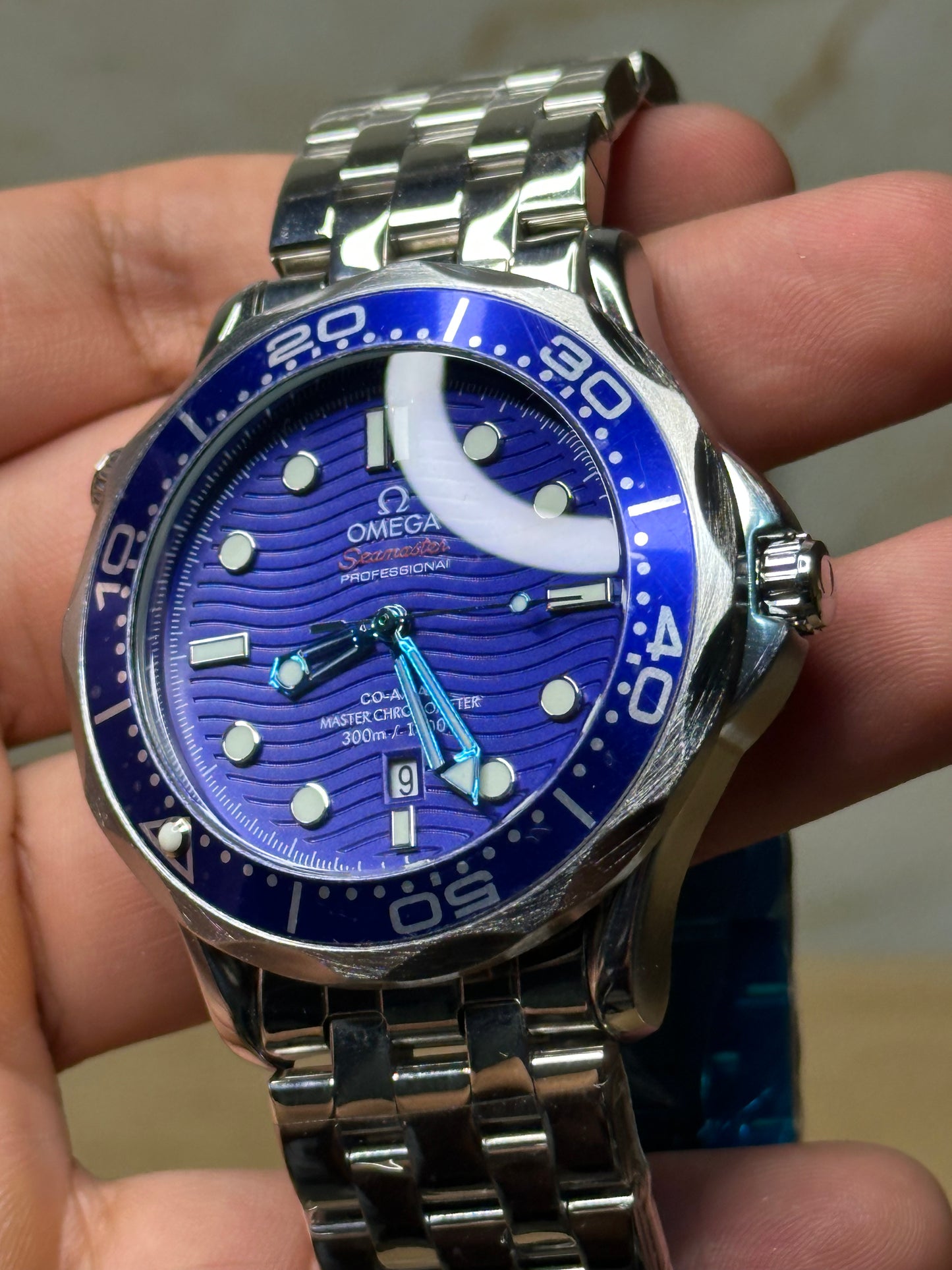 Omega Seamaster Diver AUTOMATICO fondo azul bisel azul pulsera metalica