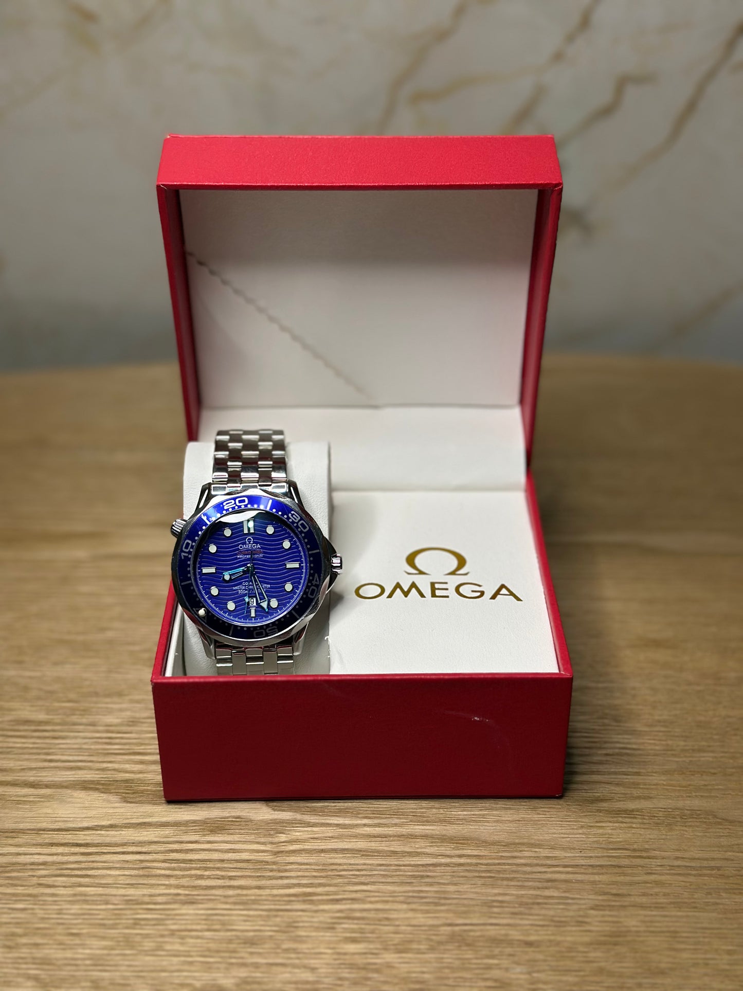 Omega Seamaster Diver AUTOMATICO fondo azul bisel azul pulsera metalica