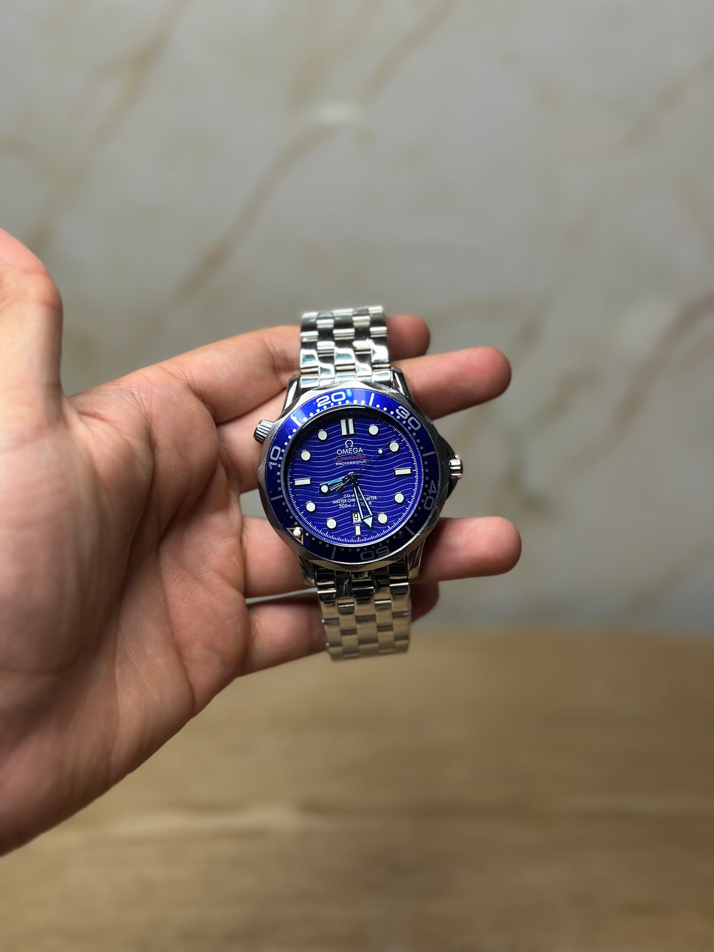 Omega Seamaster Diver AUTOMATICO fondo azul bisel azul pulsera metalica