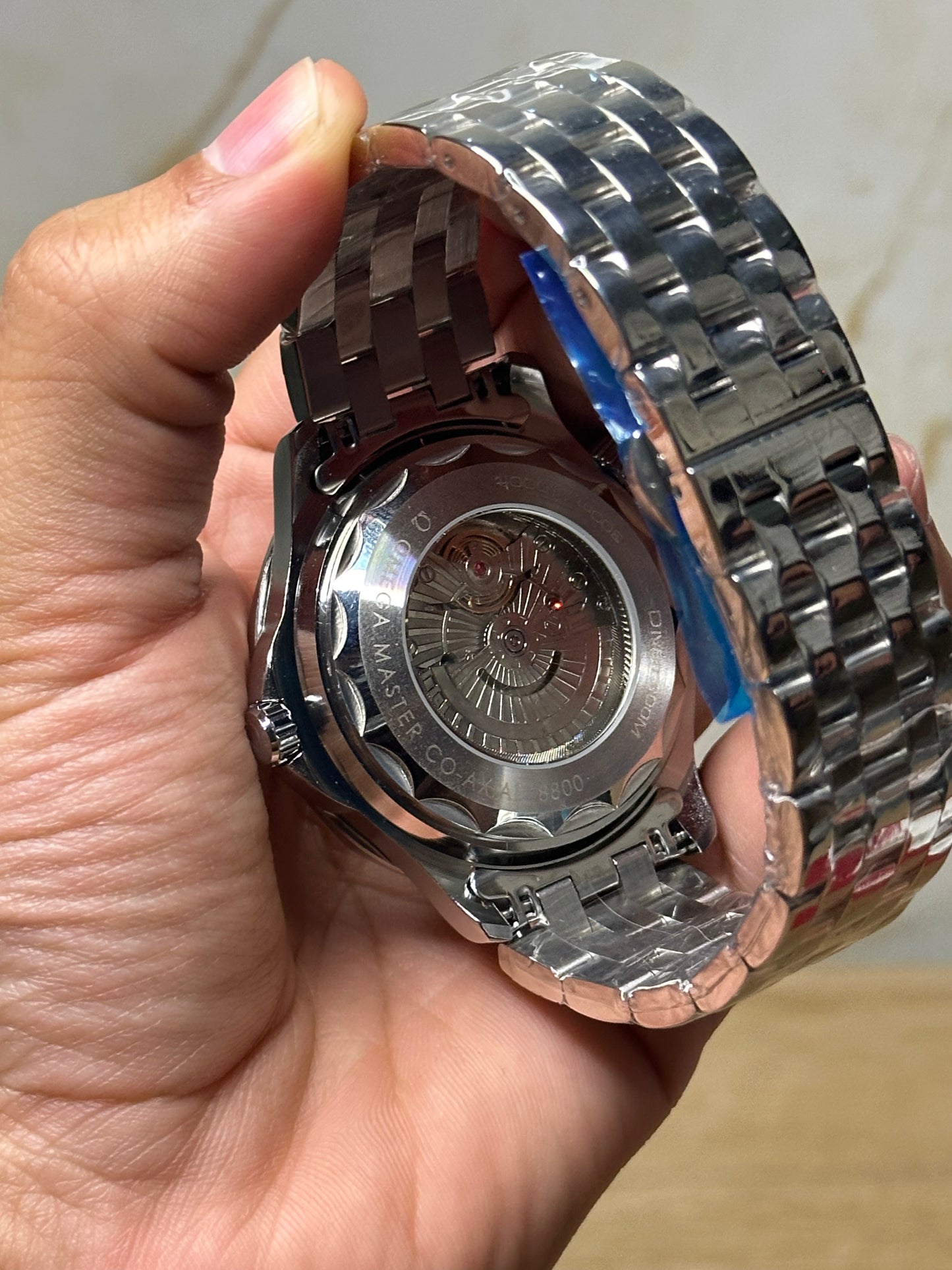 Omega Seamaster Diver AUTOMATICO fondo azul bisel azul pulsera metalica