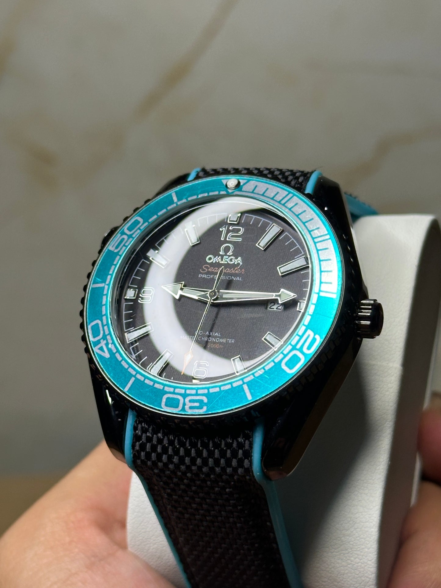 Omega Seamaster Planet Ocean AUTOMATICO fondo negro bisel celeste