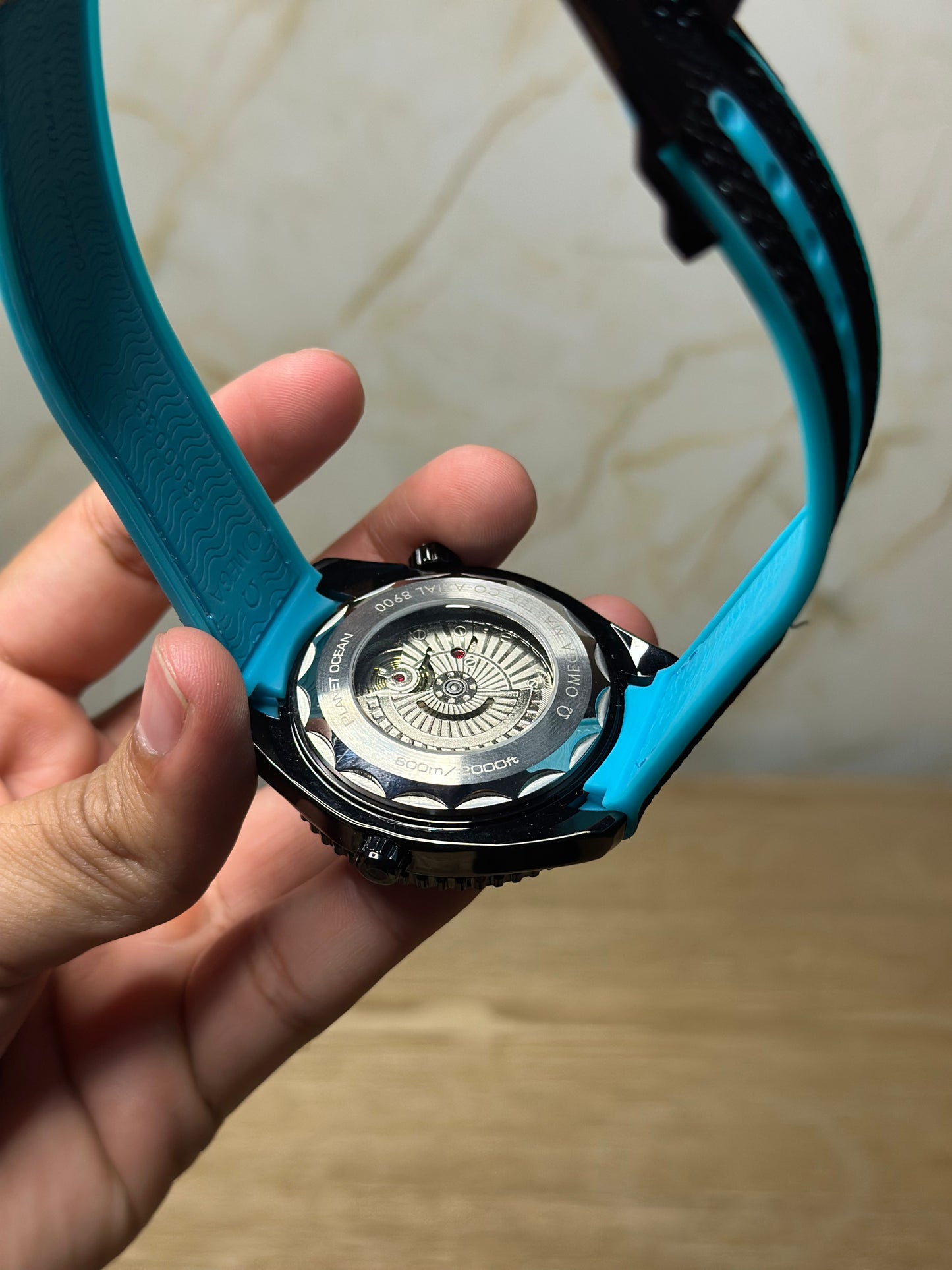 Omega Seamaster Planet Ocean AUTOMATICO fondo negro bisel celeste