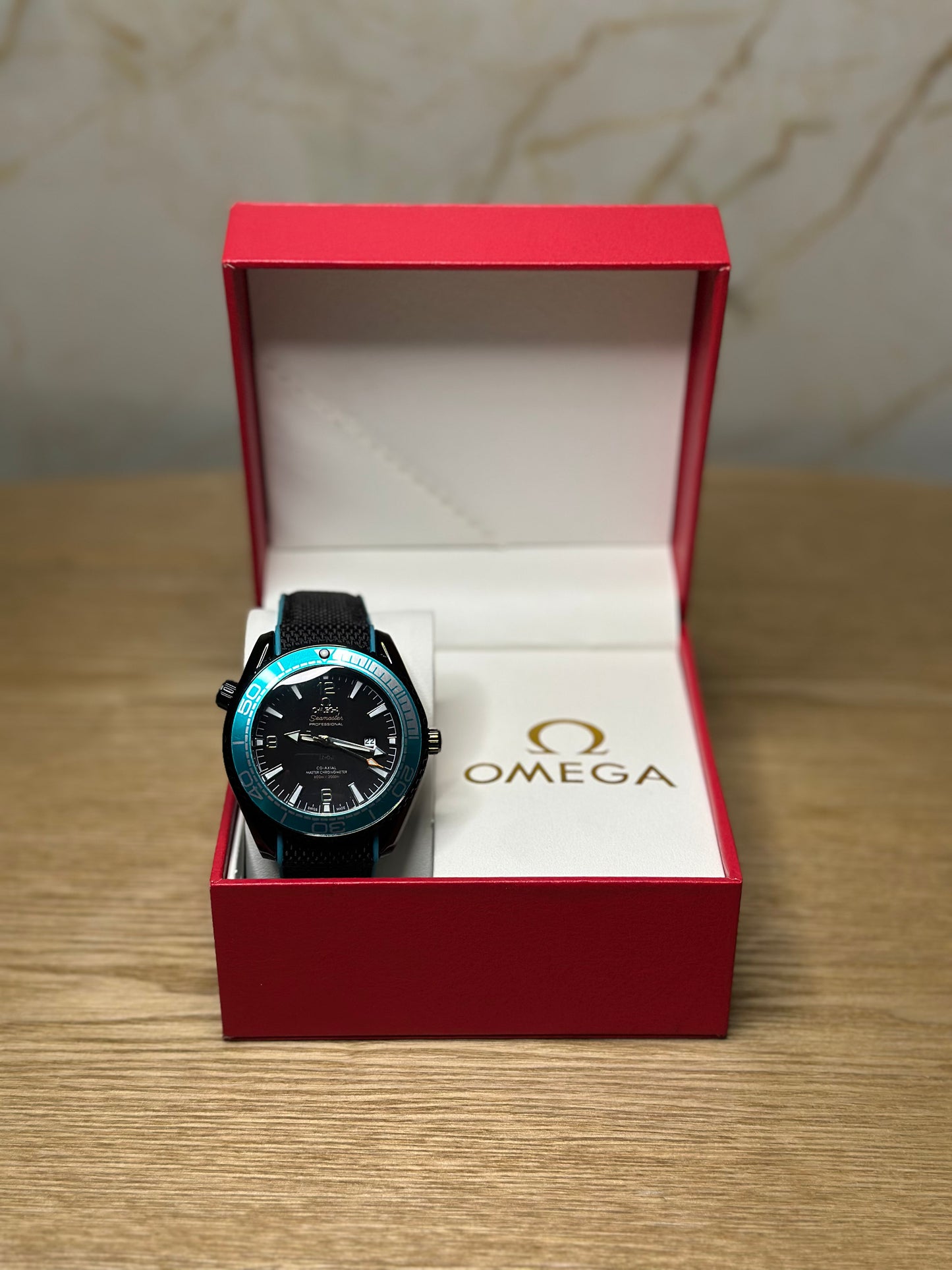Omega Seamaster Planet Ocean AUTOMATICO fondo negro bisel celeste