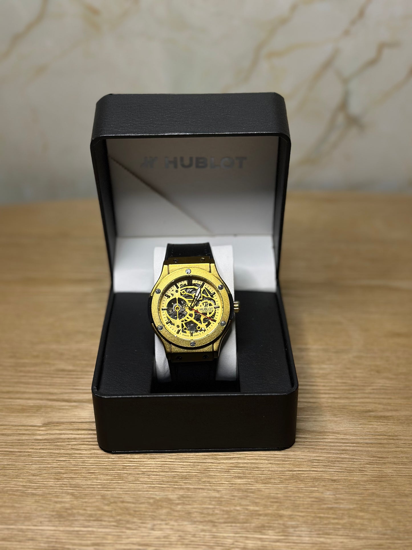 Reloj hublot automático corazón abierto fondo dorado bisel dorado pulsera de cuero