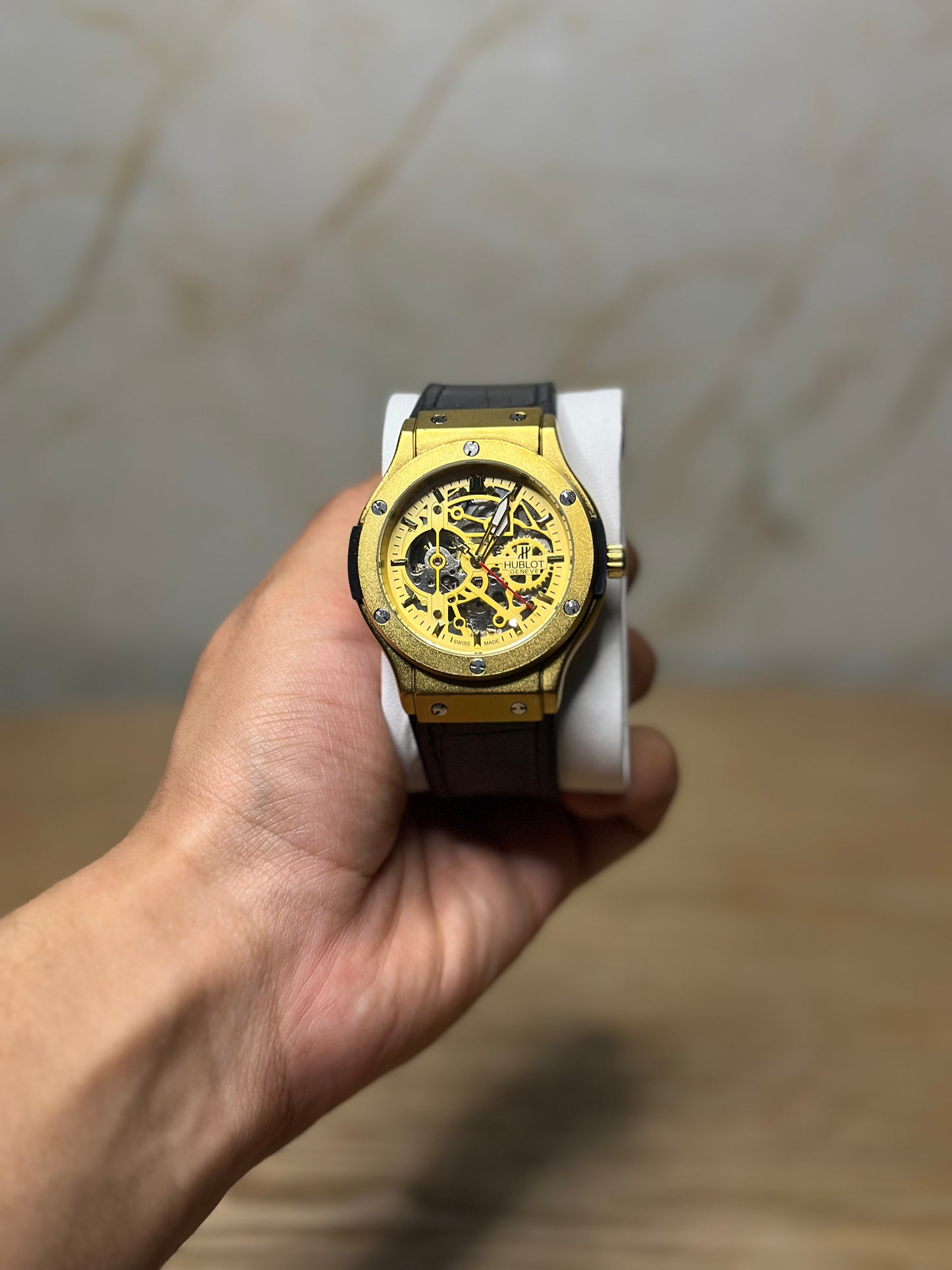 Reloj hublot automático corazón abierto fondo dorado bisel dorado pulsera de cuero