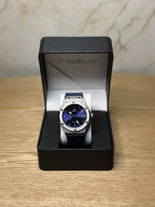 Reloj hublot automático corazón abierto fondo azul bisel plateado pulsera de gamusa