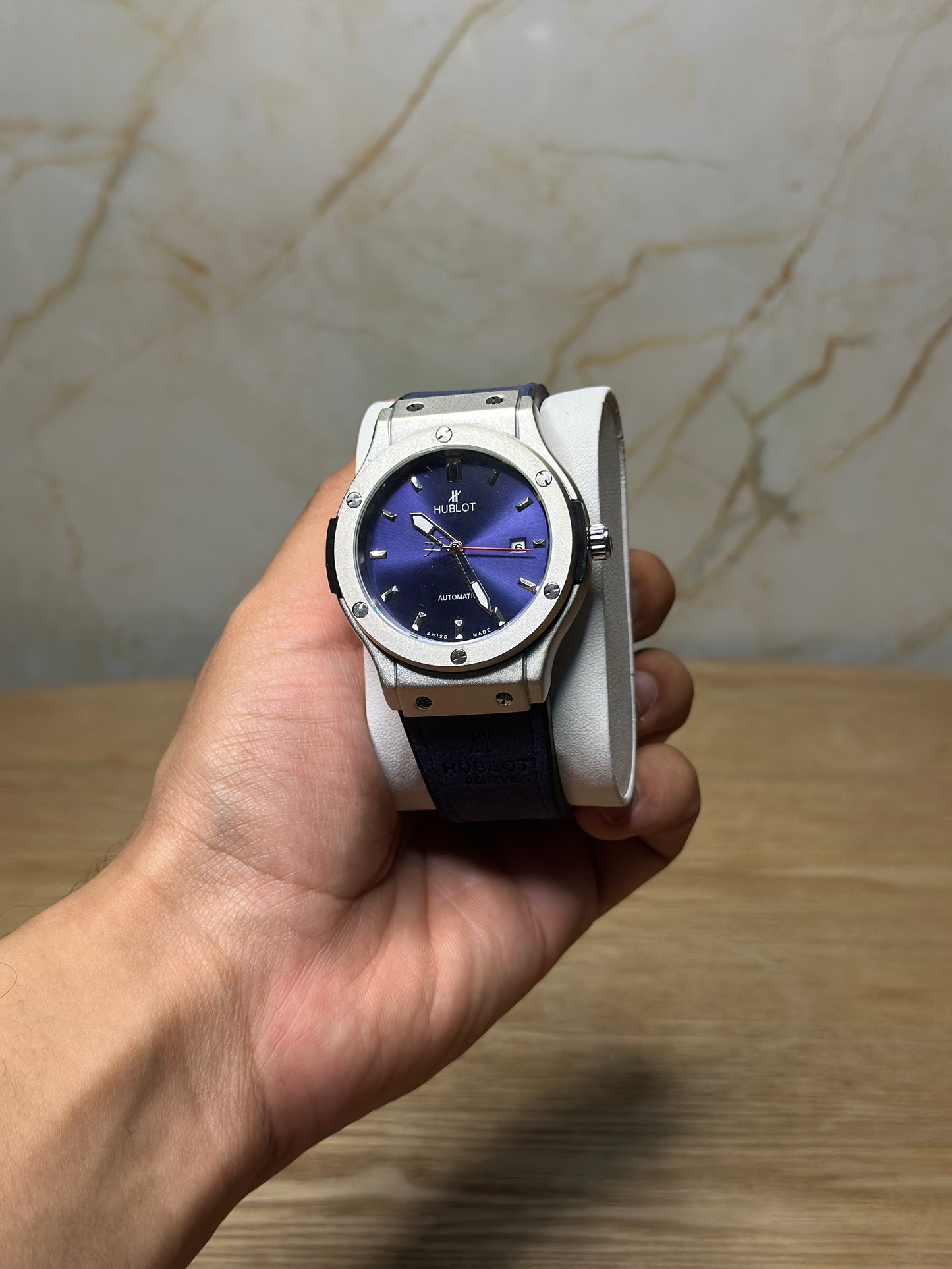 Reloj hublot automático corazón abierto fondo azul bisel plateado pulsera de gamusa