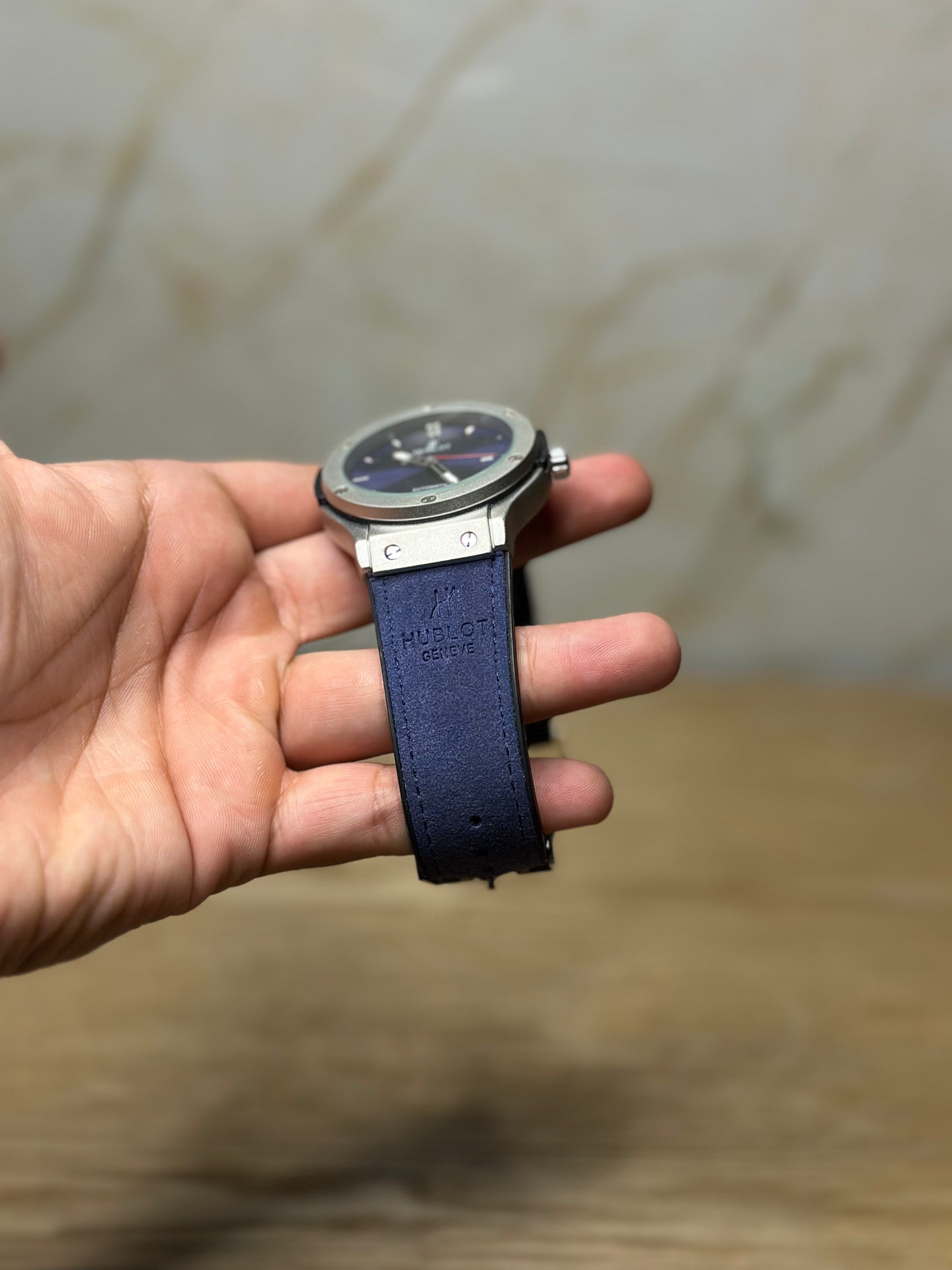 Reloj hublot automático corazón abierto fondo azul bisel plateado pulsera de gamusa