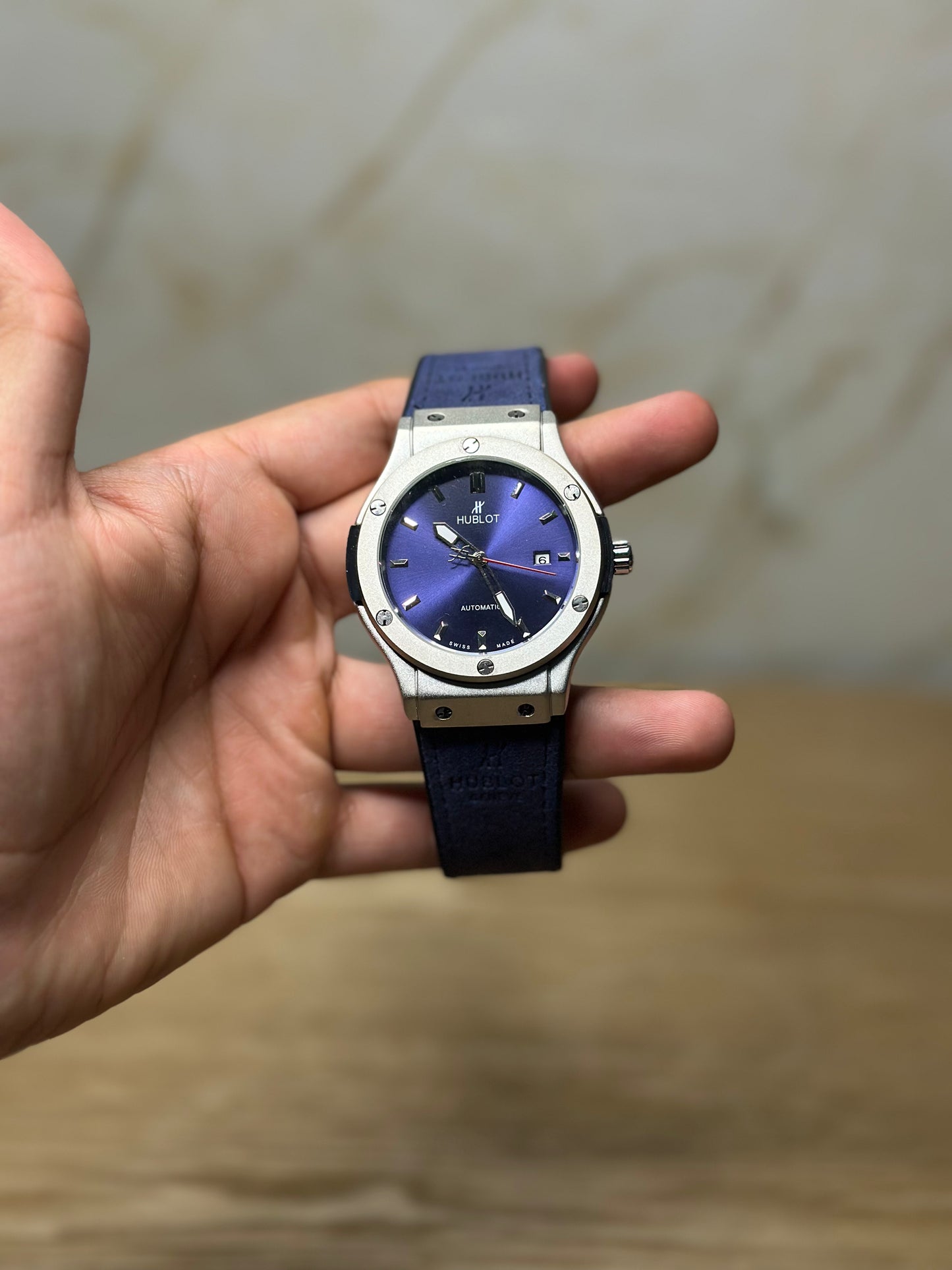 Reloj hublot automático corazón abierto fondo azul bisel plateado pulsera de gamusa