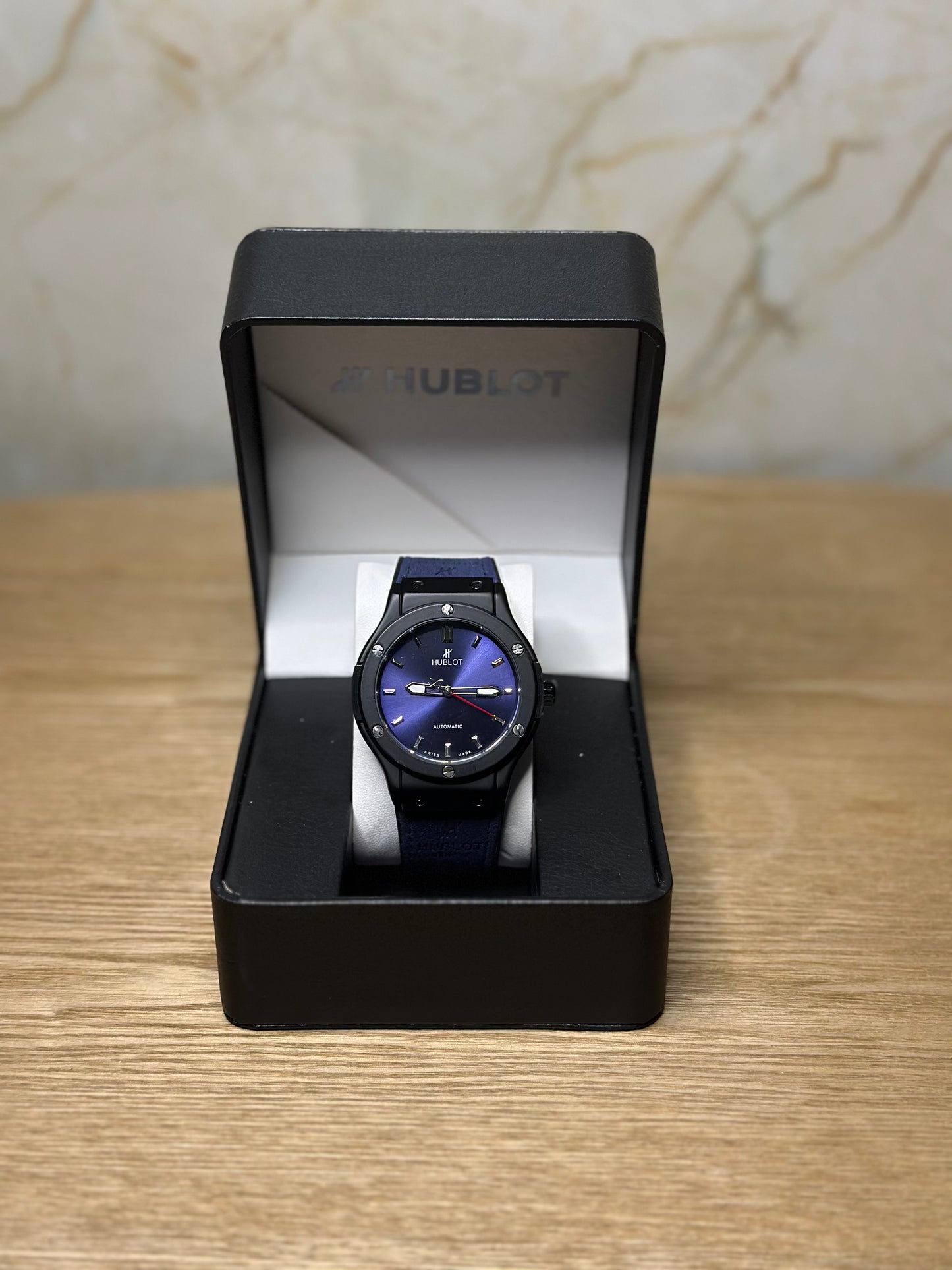 Reloj hublot automático corazón abierto fondo azul bisel negro pulsera de gamusa