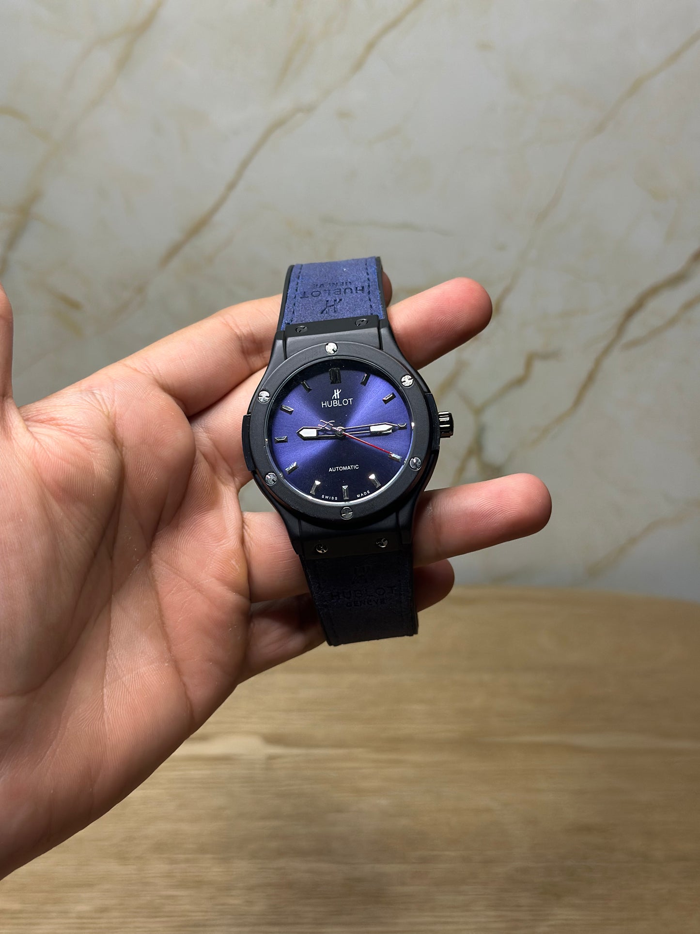 Reloj hublot automático corazón abierto fondo azul bisel negro pulsera de gamusa