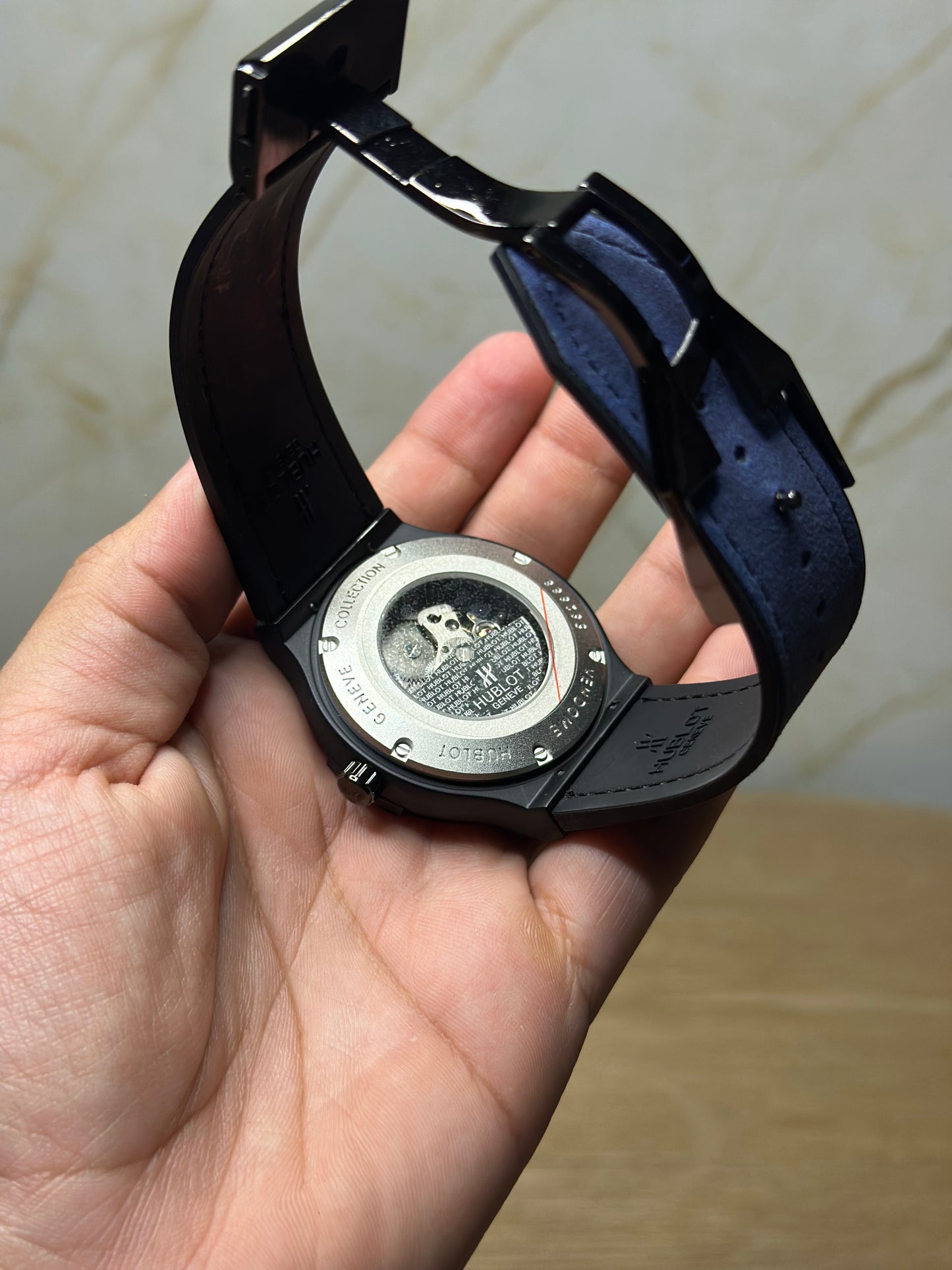 Reloj hublot automático corazón abierto fondo azul bisel negro pulsera de gamusa