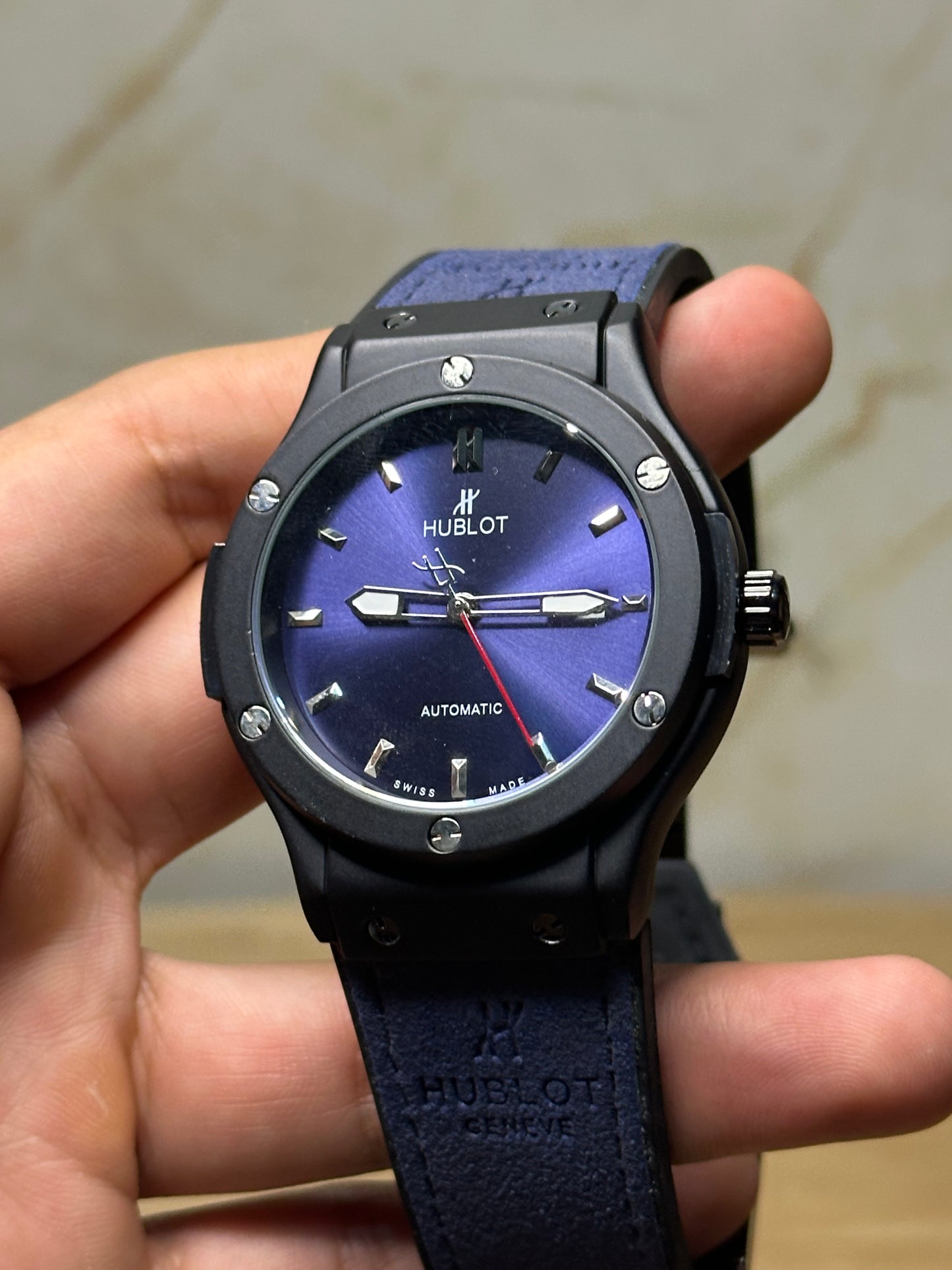 Reloj hublot automático corazón abierto fondo azul bisel negro pulsera de gamusa