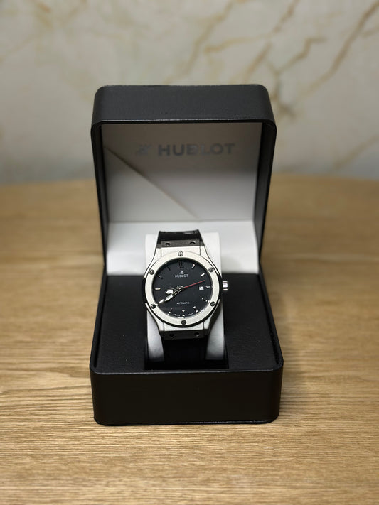 Reloj hublot automático corazón abierto fondo negro bisel plateado pulsera de cuero