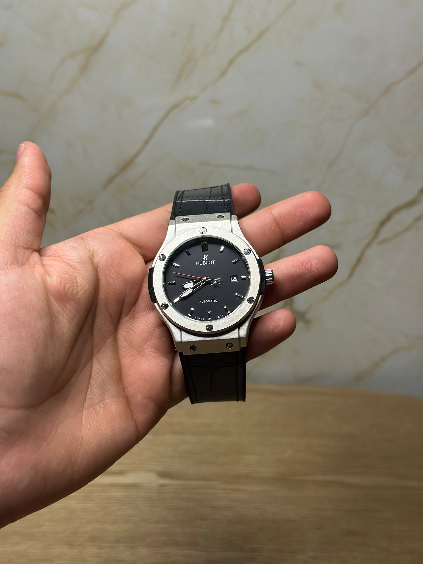 Reloj hublot automático corazón abierto fondo negro bisel plateado pulsera de cuero