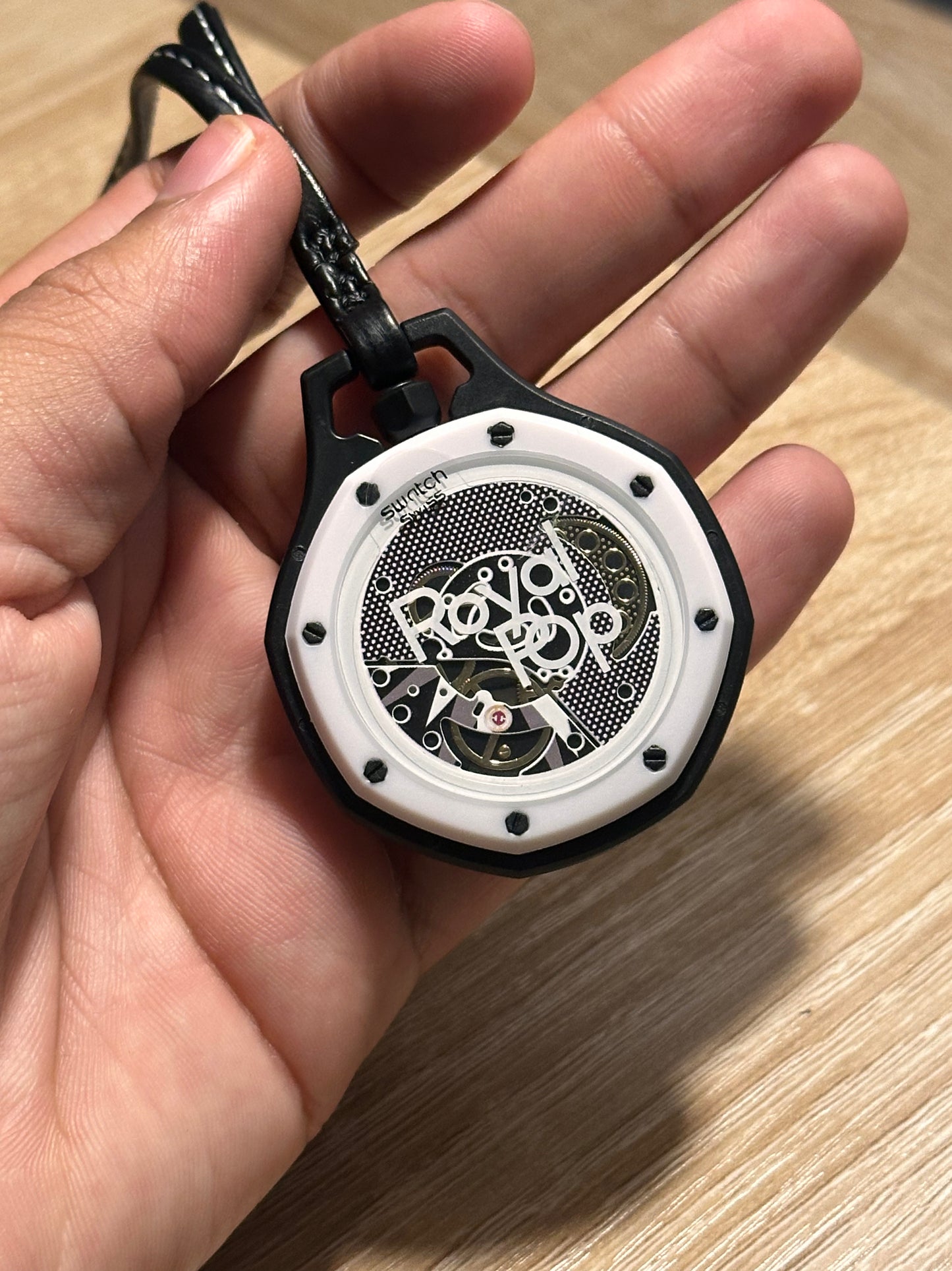 ROYAL POP AP X SWATCH OCHO NEGRO