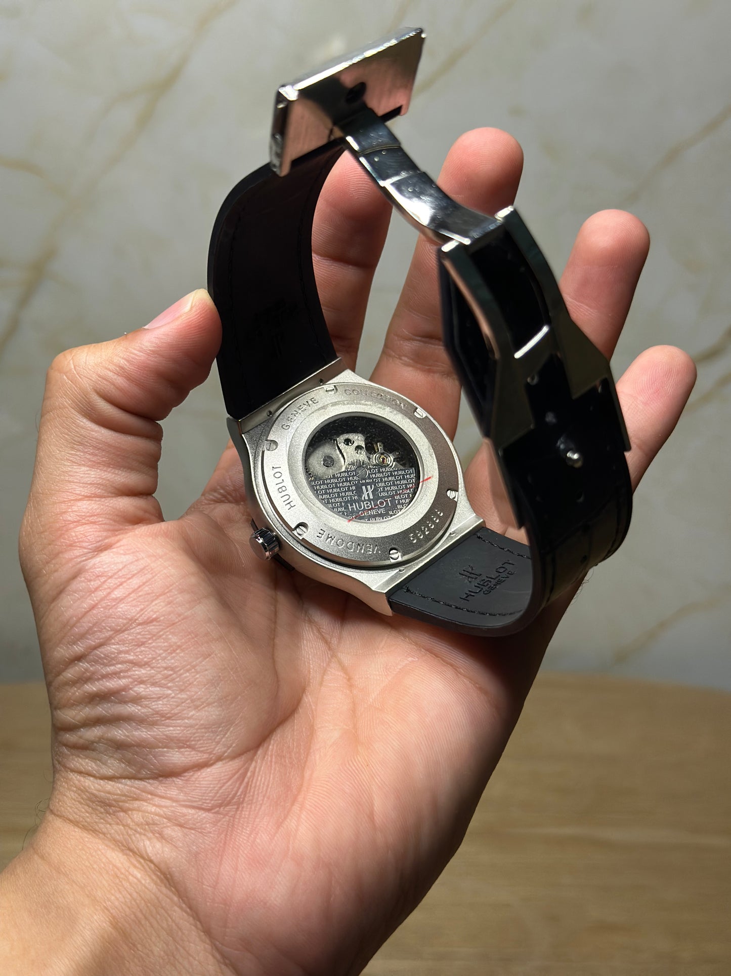 Reloj hublot automático corazón abierto fondo negro bisel plateado pulsera de cuero